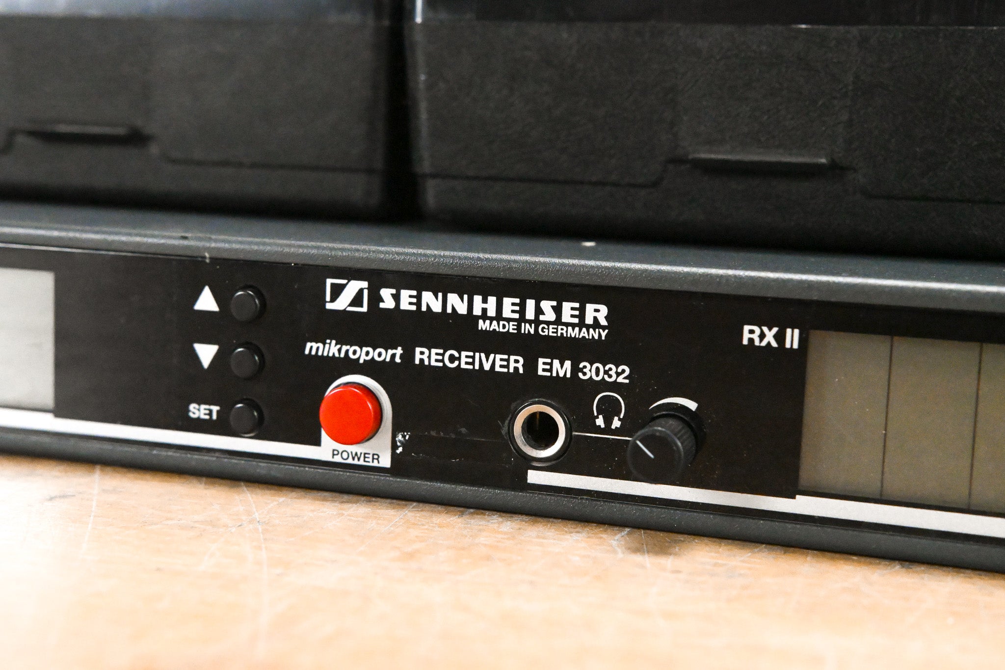 Sennheiser EM 3032-U Mikroport Receiver w/ SK250 Bodypacks 584-608 MHz