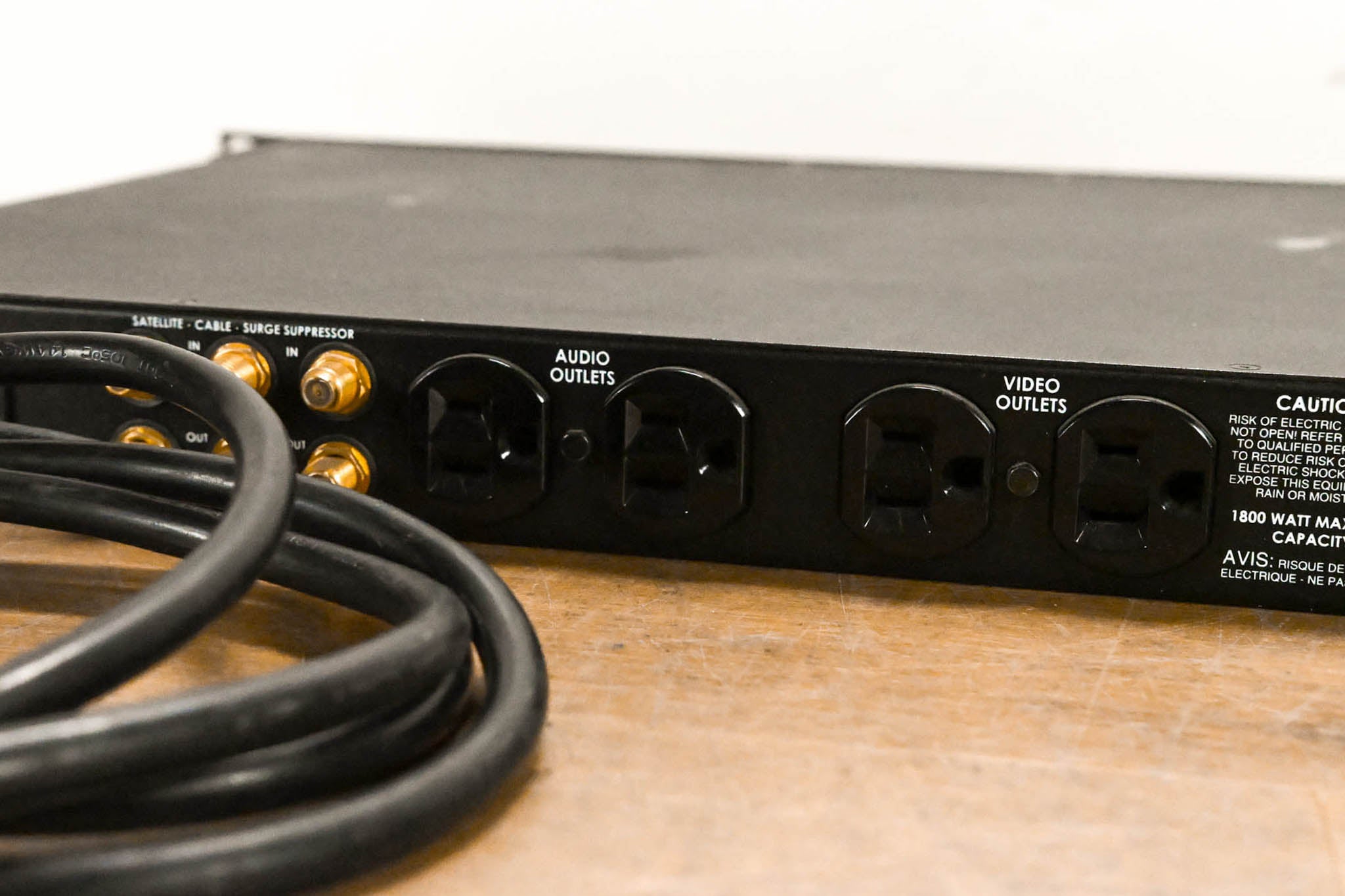 Furman Elite-15i Power Conditioner with Lights (7-Outlet, 15-Amp)