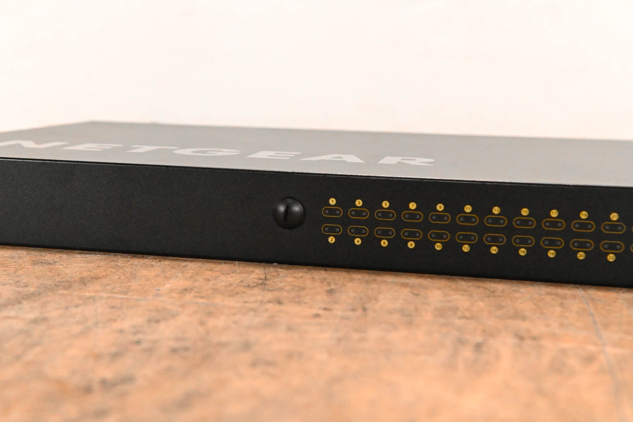 NETGEAR M4250-26G4F-PoE+ AV Line 24x1G PoE+ 300W 2x1G and 4xSFP Switch