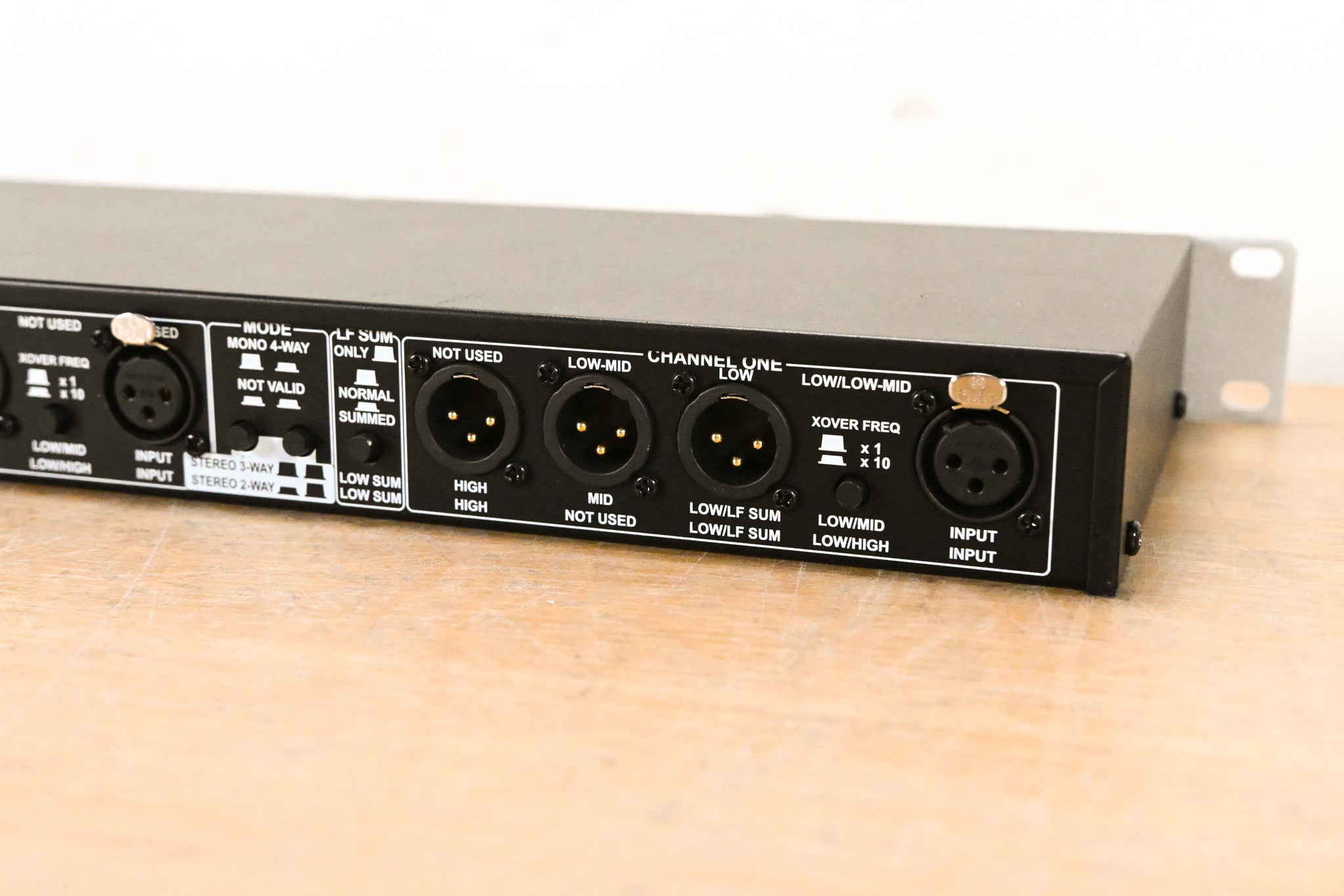 dbx 234xs 2/3-Way Stereo, 4-Way Mono Crossover