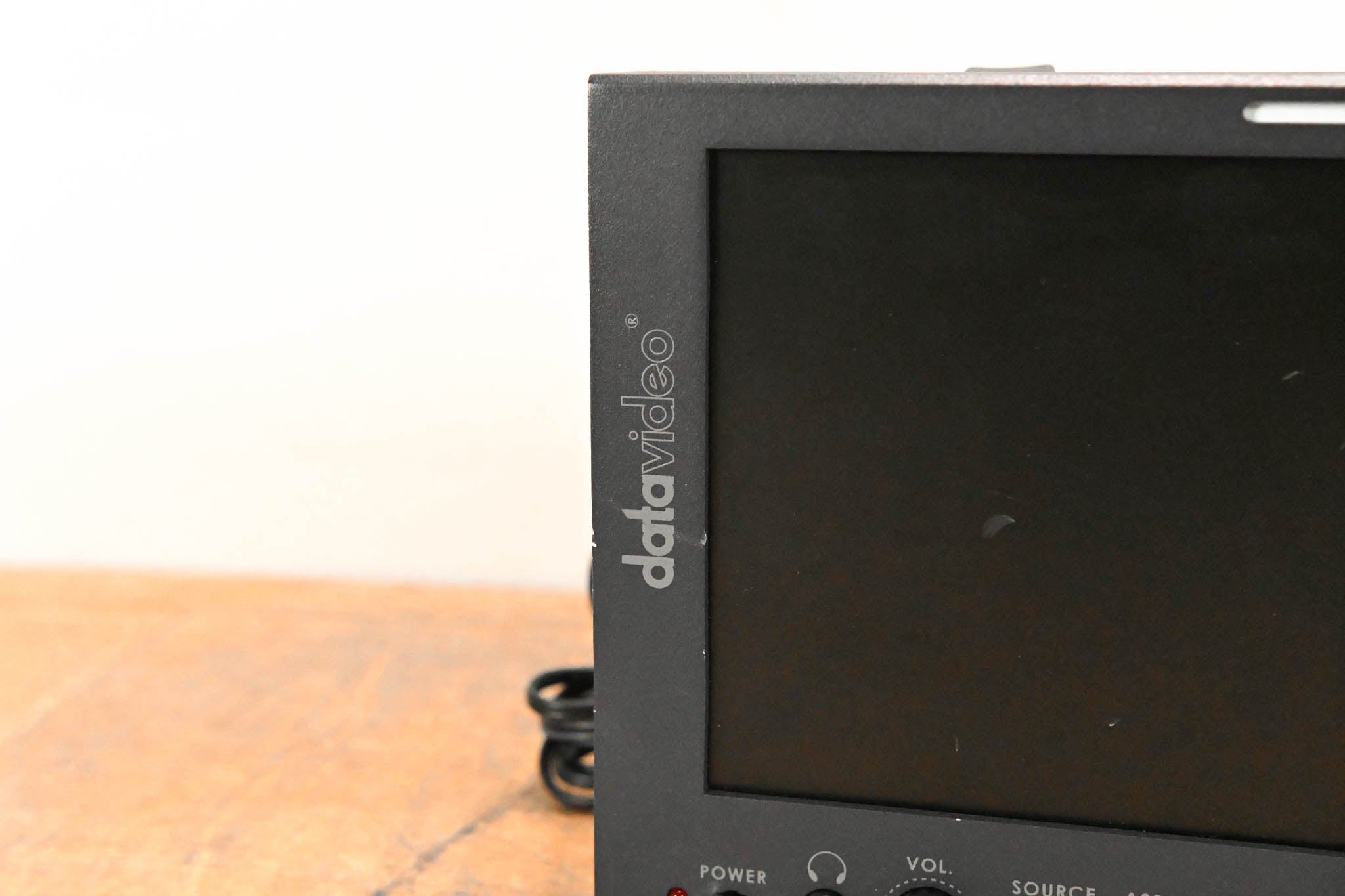 Datavideo TLM-700HD 7" HD/SD TFT LCD Monitor w/ V-Mount Battery Adapter