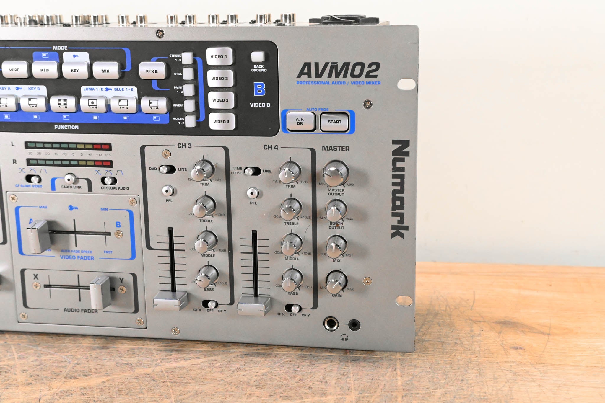 Numark AVM02 Professional Audio/Video Mixer