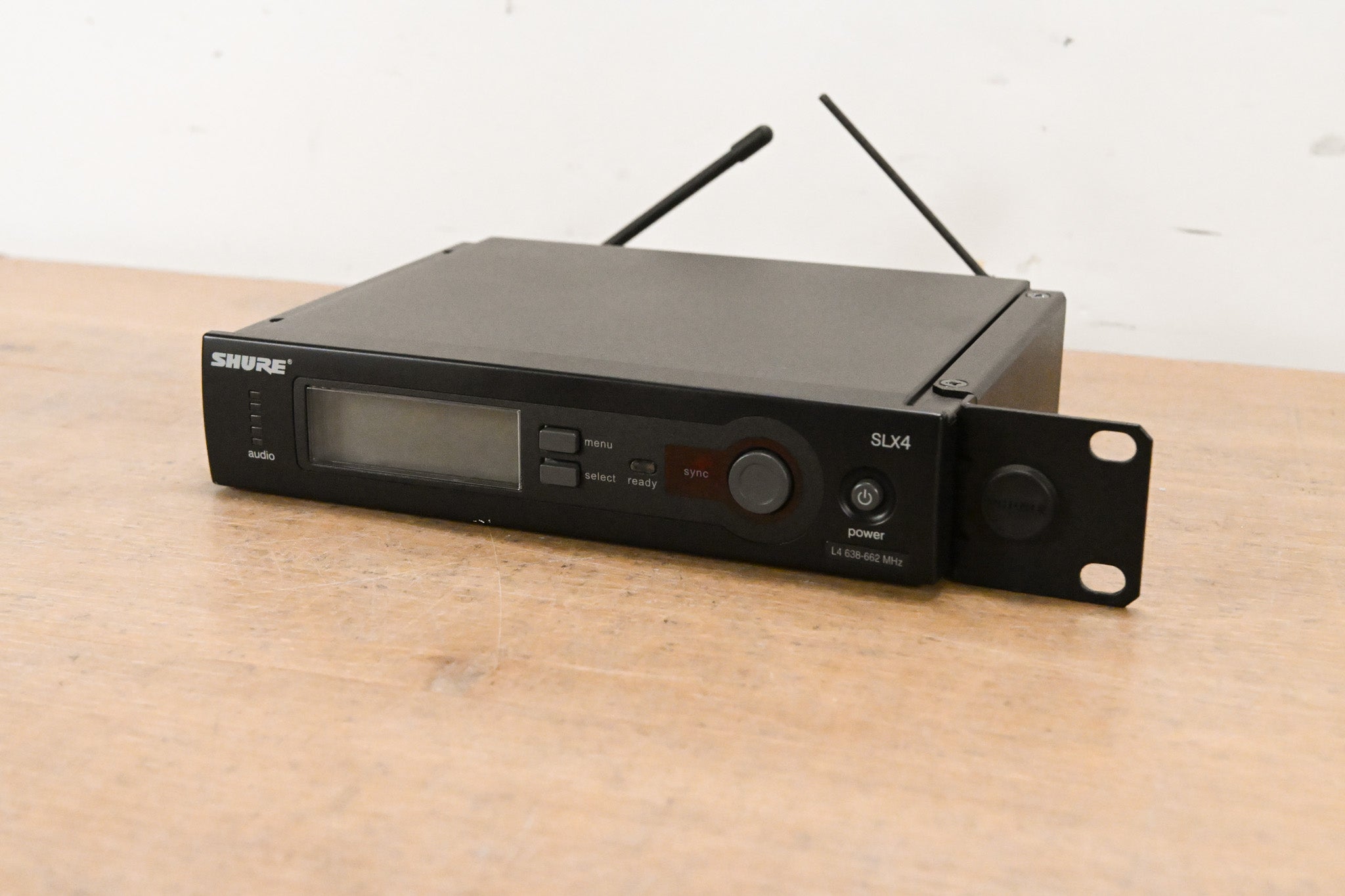 Shure SLX4 Wireless Receiver - L4 Band: 638-662 MHz (NO POWER SUPPLY)