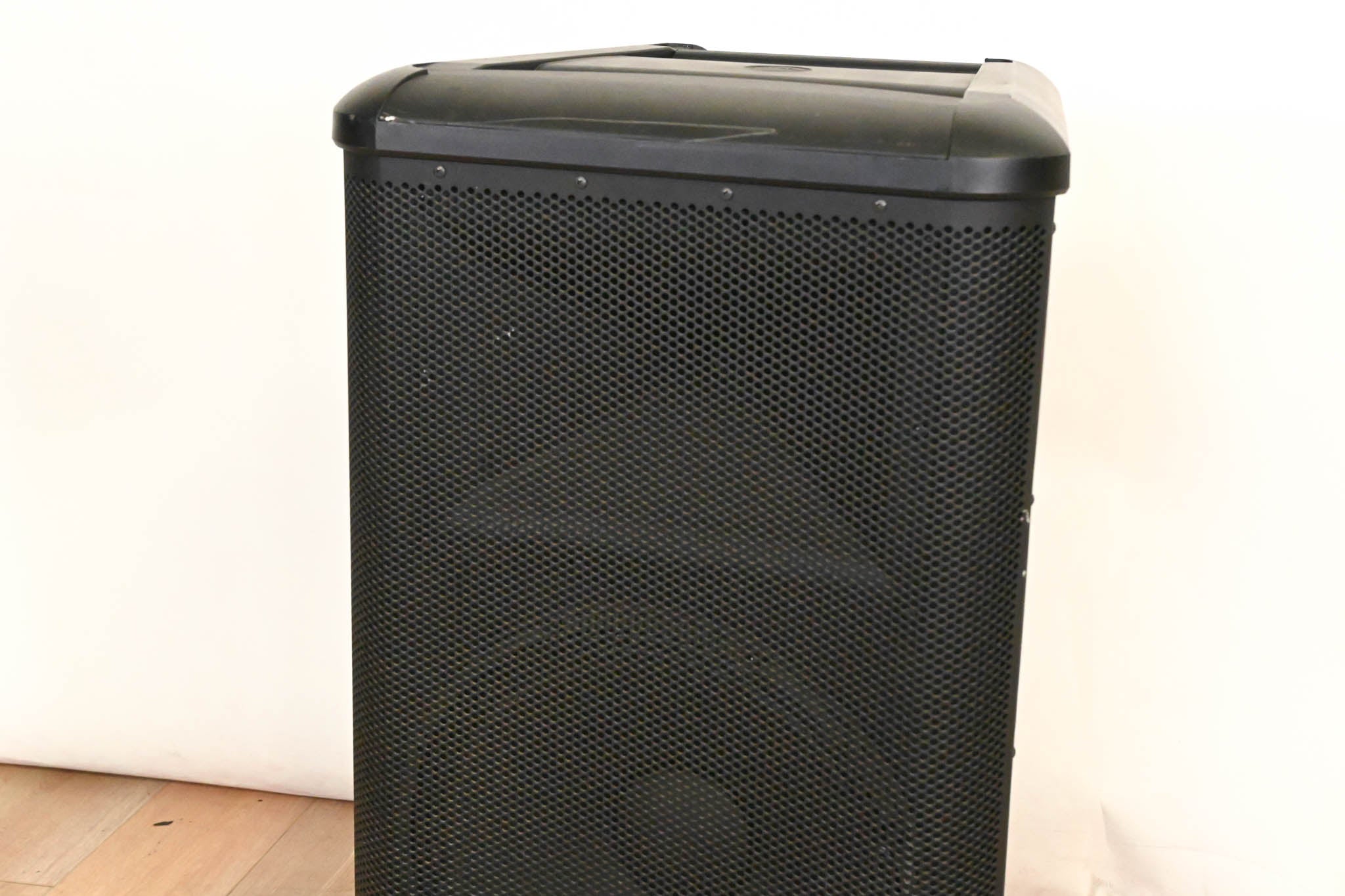 QSC HPR152F 15" 2-Way Powered Speaker