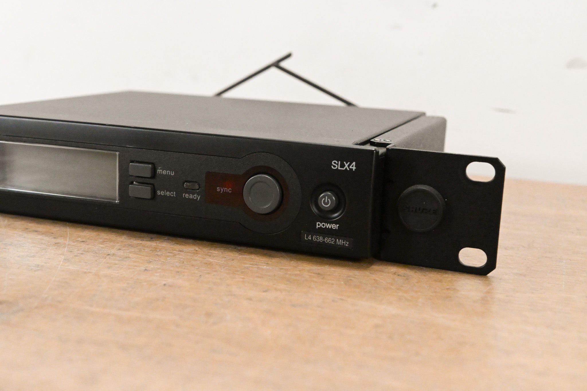 Shure SLX4 Wireless Receiver - L4 Band: 638-662 MHz (NO POWER SUPPLY)