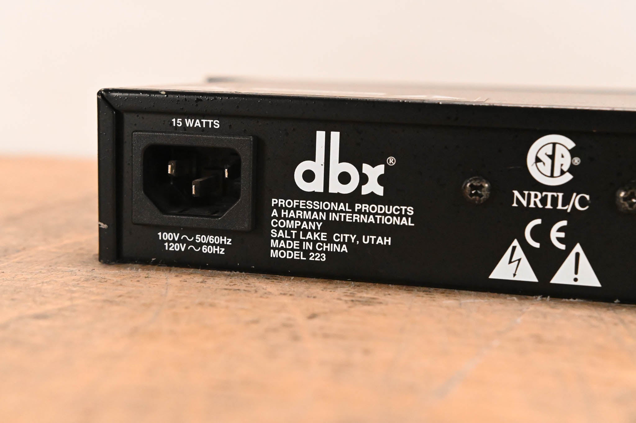 dbx 223 Stereo 2-Way / Mono 3-Way Crossover