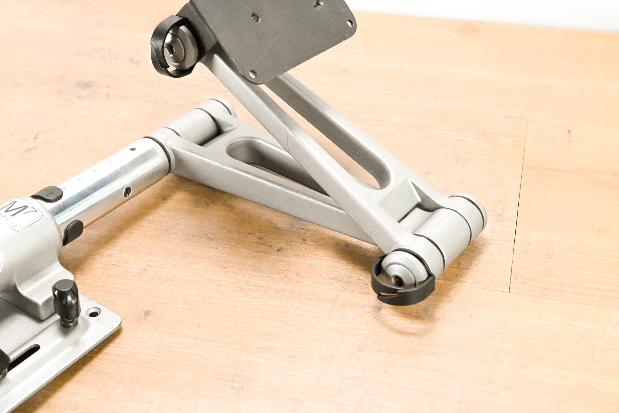 Humanscale M7 Adjustable Monitor Arm