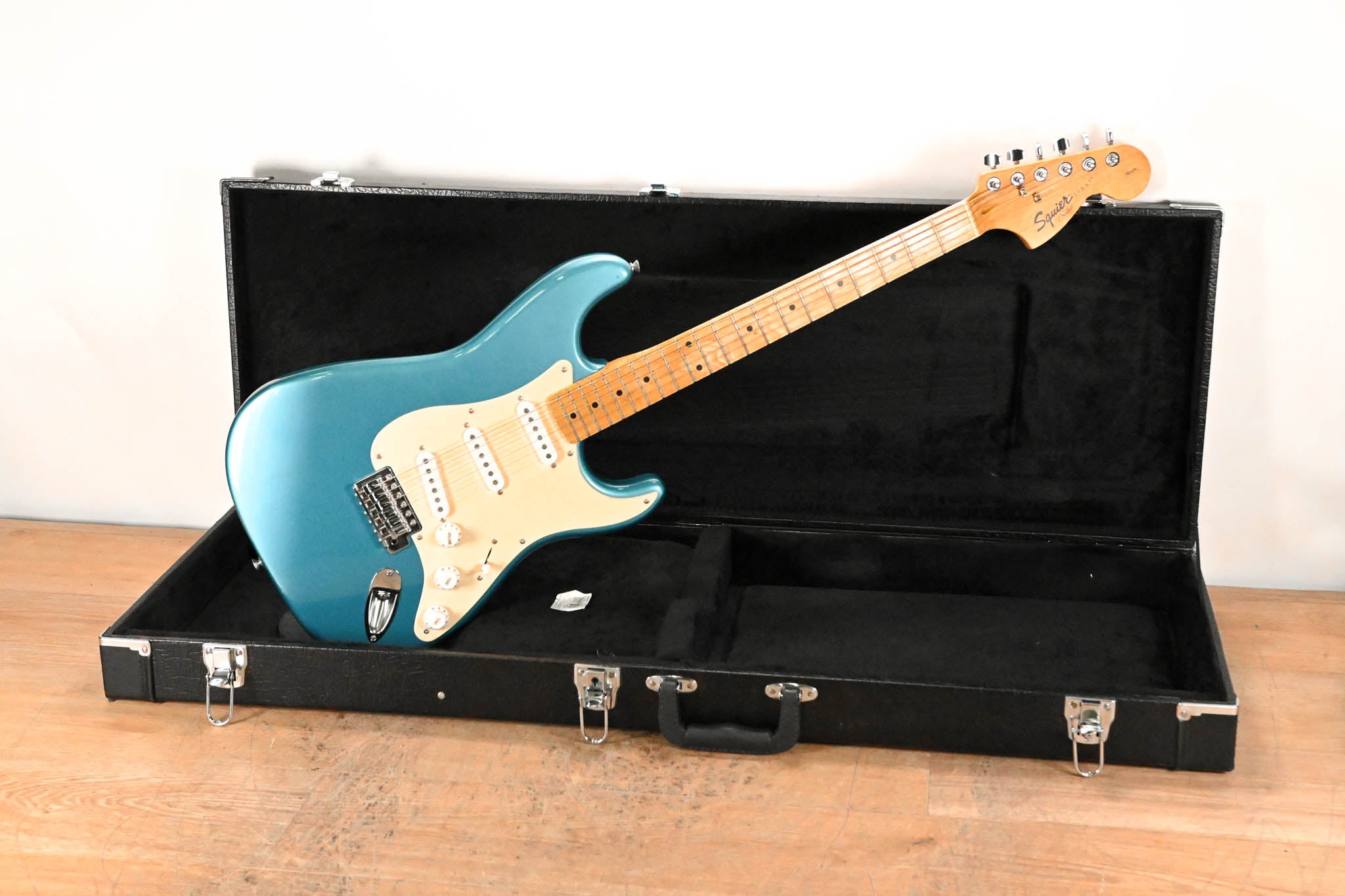 Squier Affinity Series Stratocaster - Blue with Hardshell Case