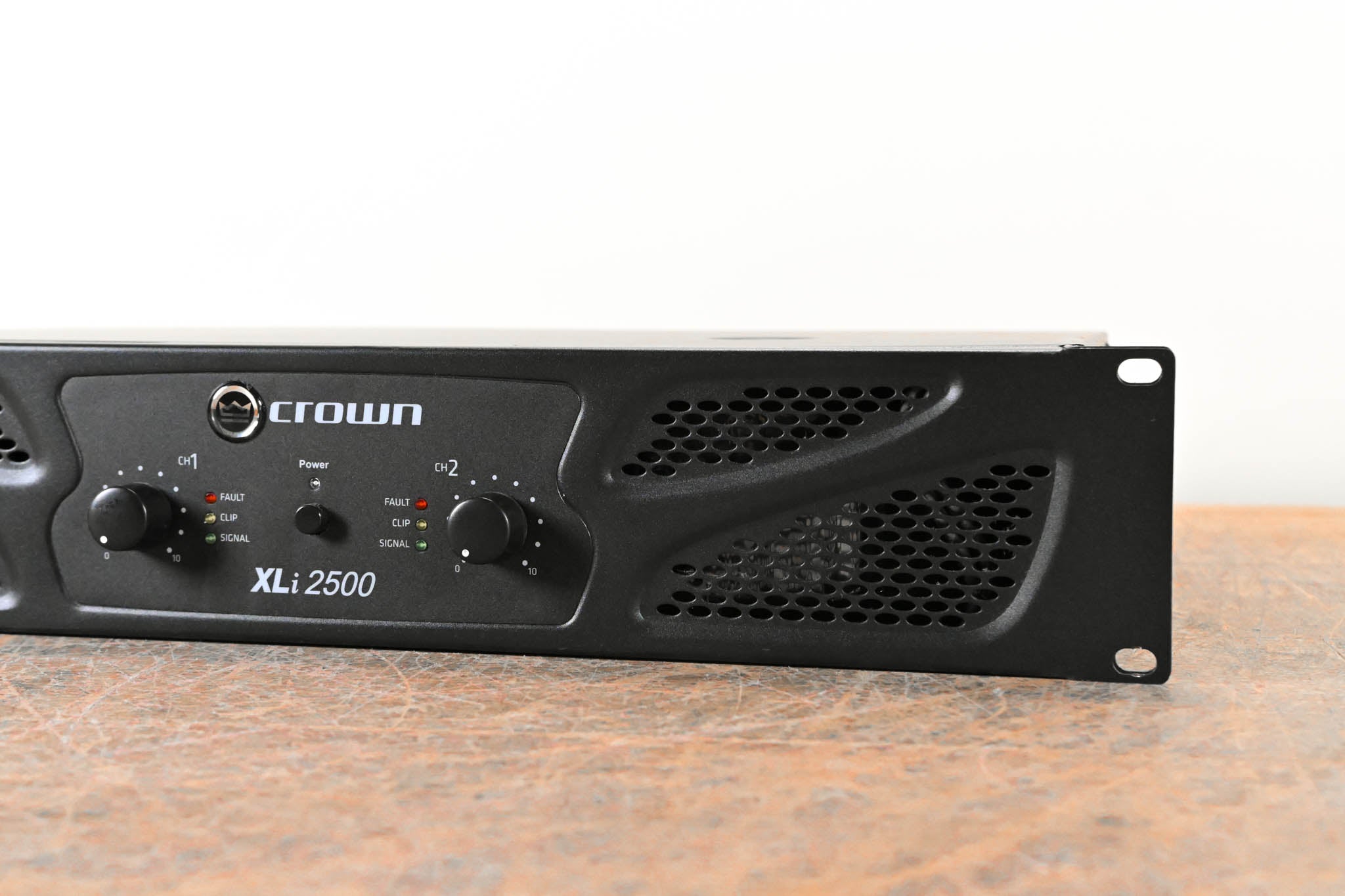 Crown XLi 2500 Two-channel, 750W @ 4 Ohms Power Amplifier