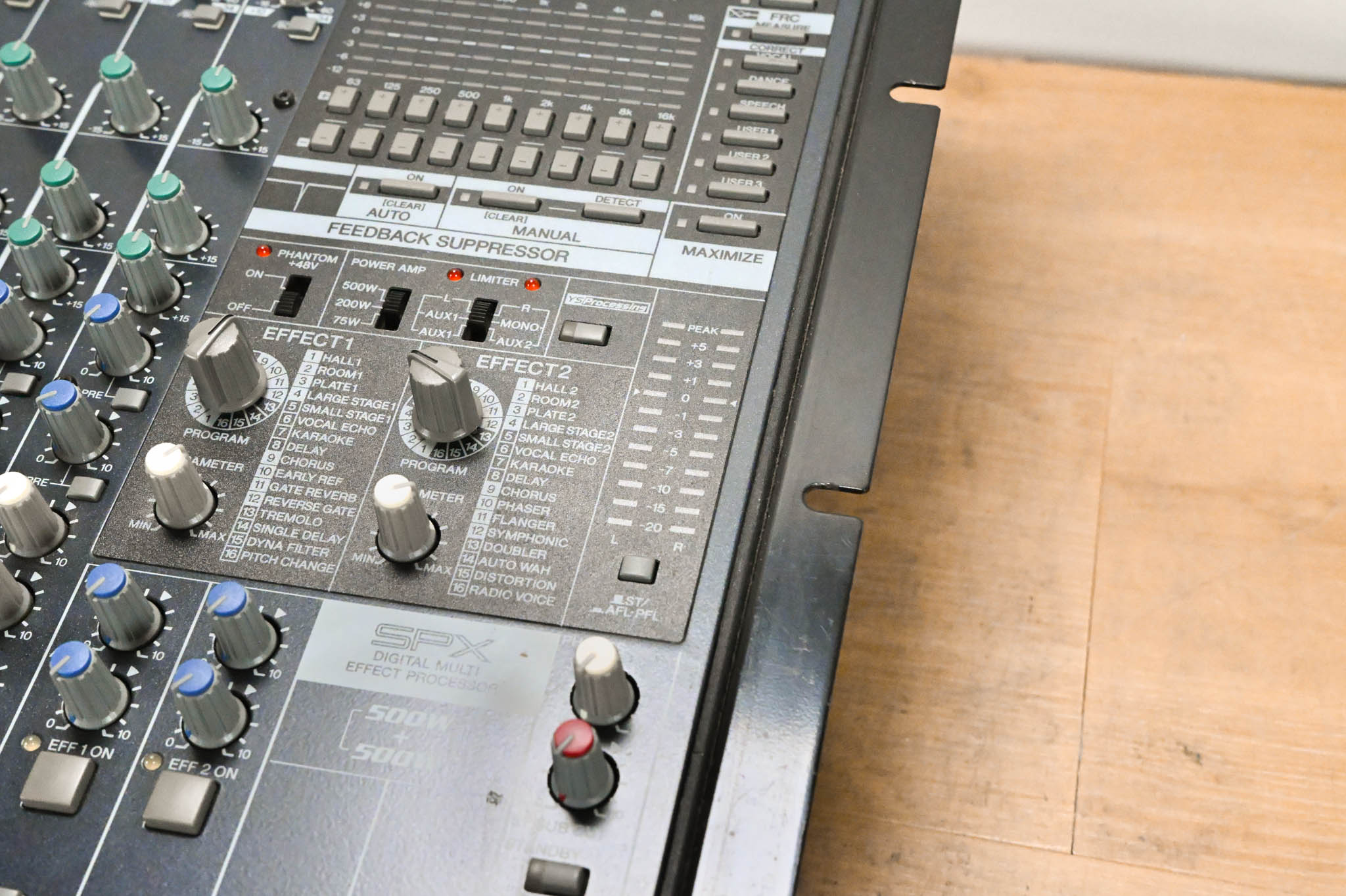 Yamaha EMX5016CF 16-Channel 1000W Power Mixer