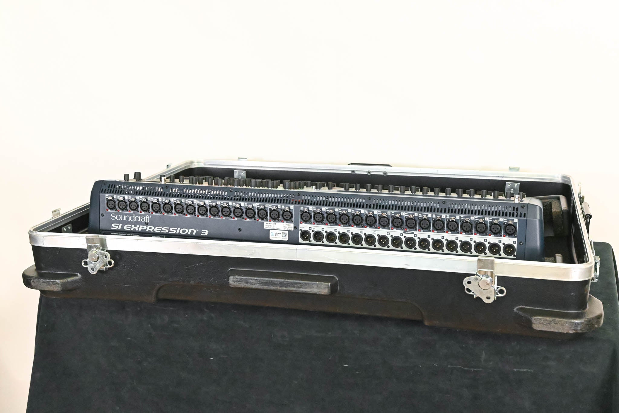 Soundcraft Si Expression 3 32-Channel Digital Mixer with SKB Case