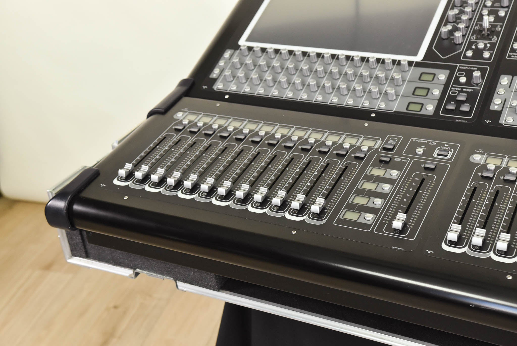 DiGiCo SD10-24 Digital Mixing Console with Road Case CG00ZXH