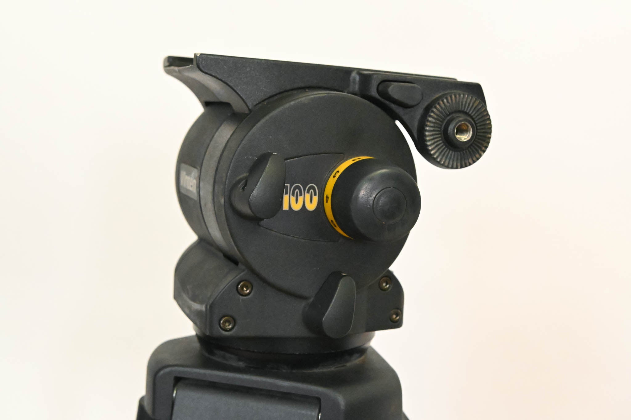 Vinten Vision 100 Fluid Head with Aluminum Tripod