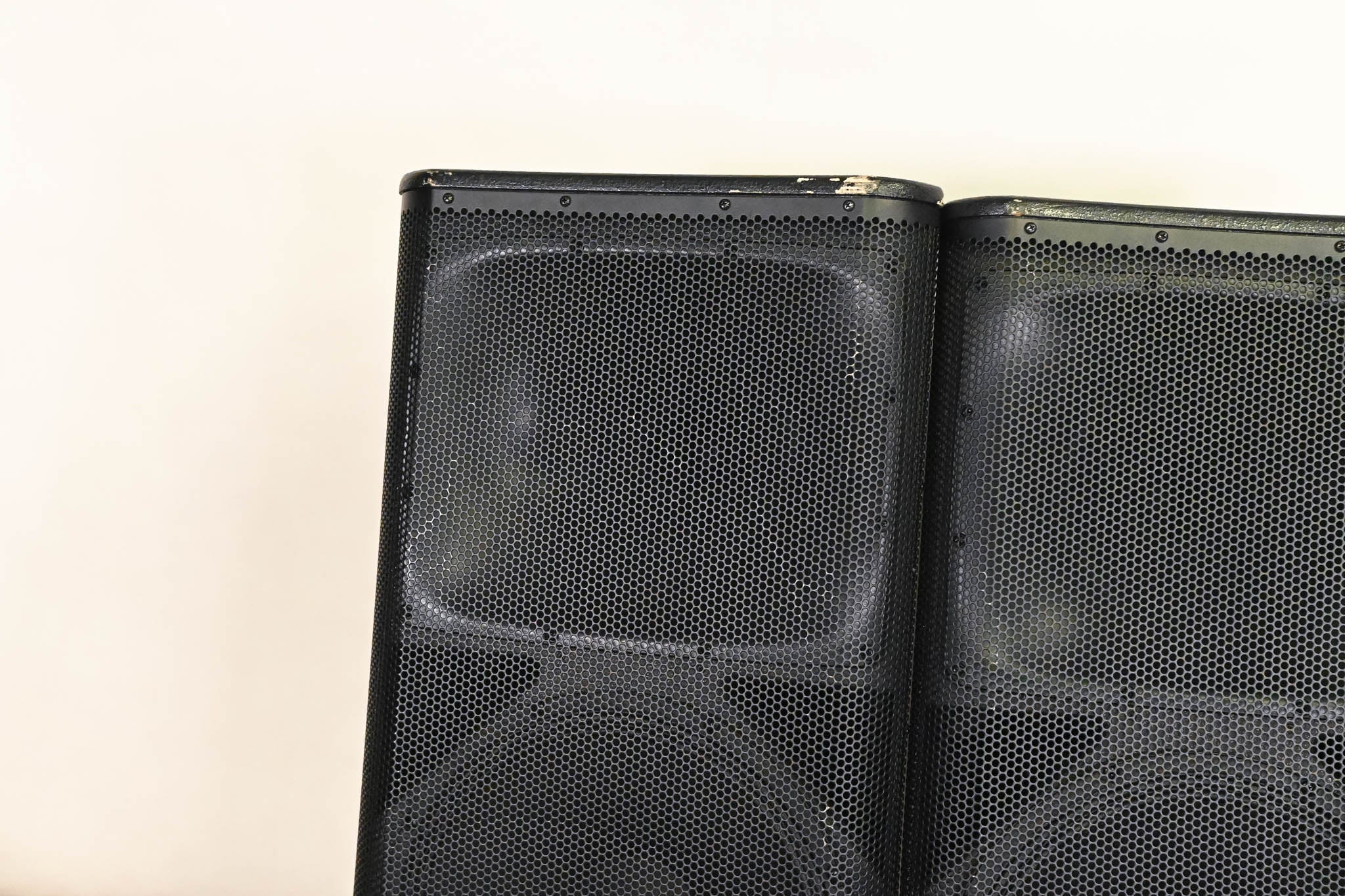 QSC KW152 Active 15" 2-Way Powered Speaker (PAIR) with Road Case