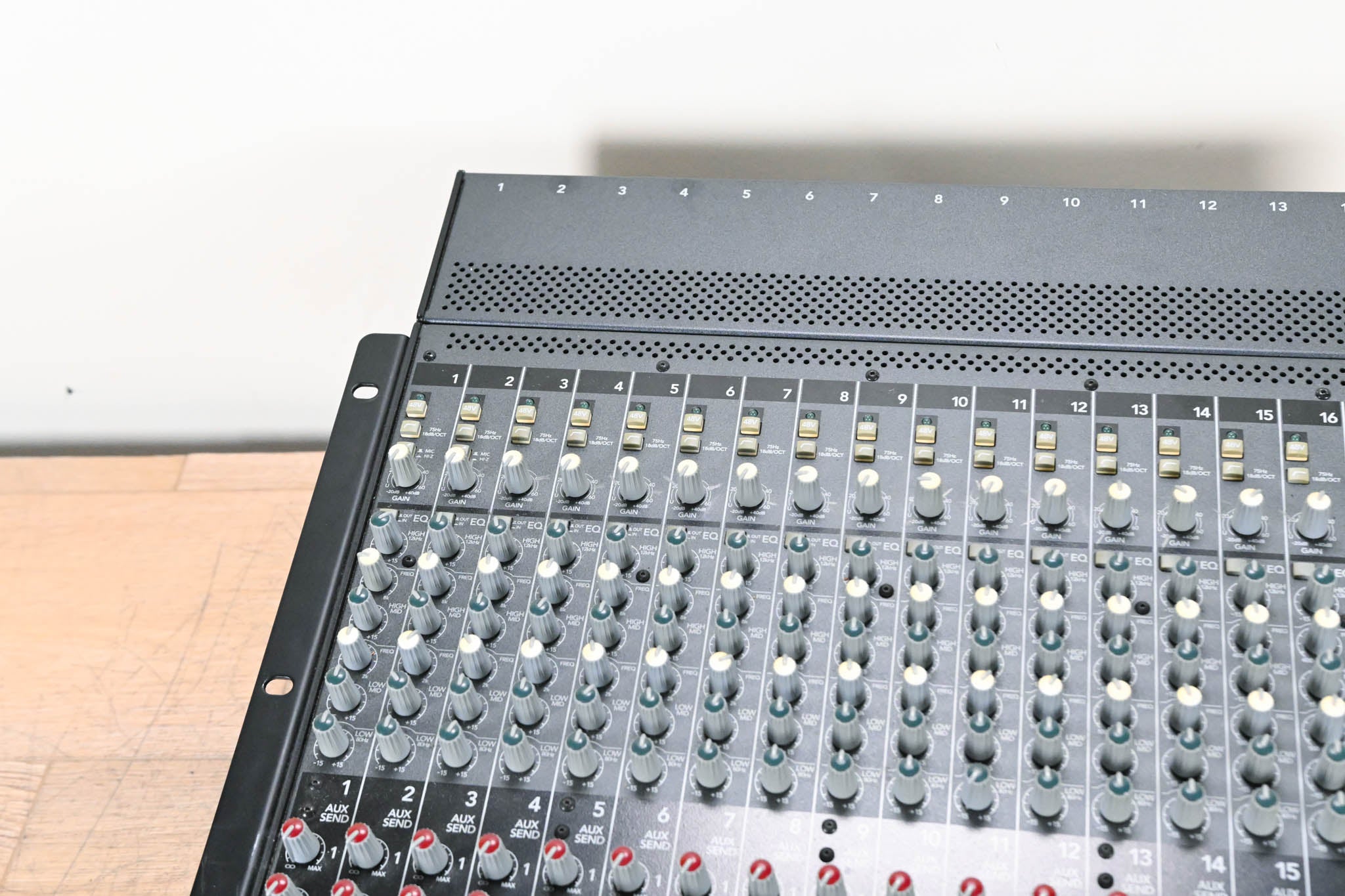 Mackie Onyx 1640 16-Channel 4-Bus Analog Mixer