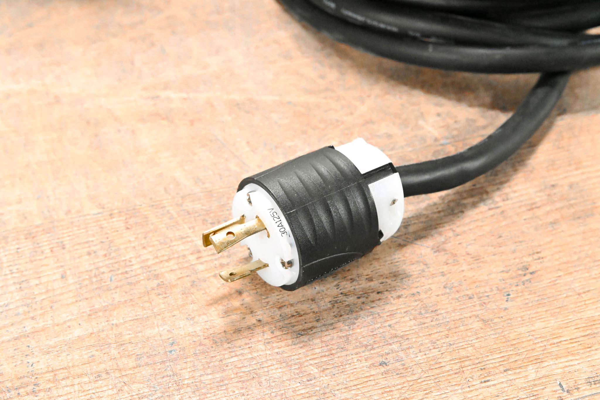 Juice Goose CQ-3000 30 Amp Power Distribution System