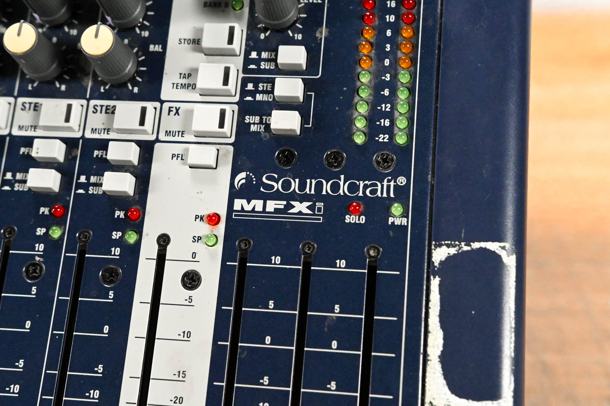 Soundcraft MFXi 20/2 20-Channel Analog Mixer with Effects CG01TRV