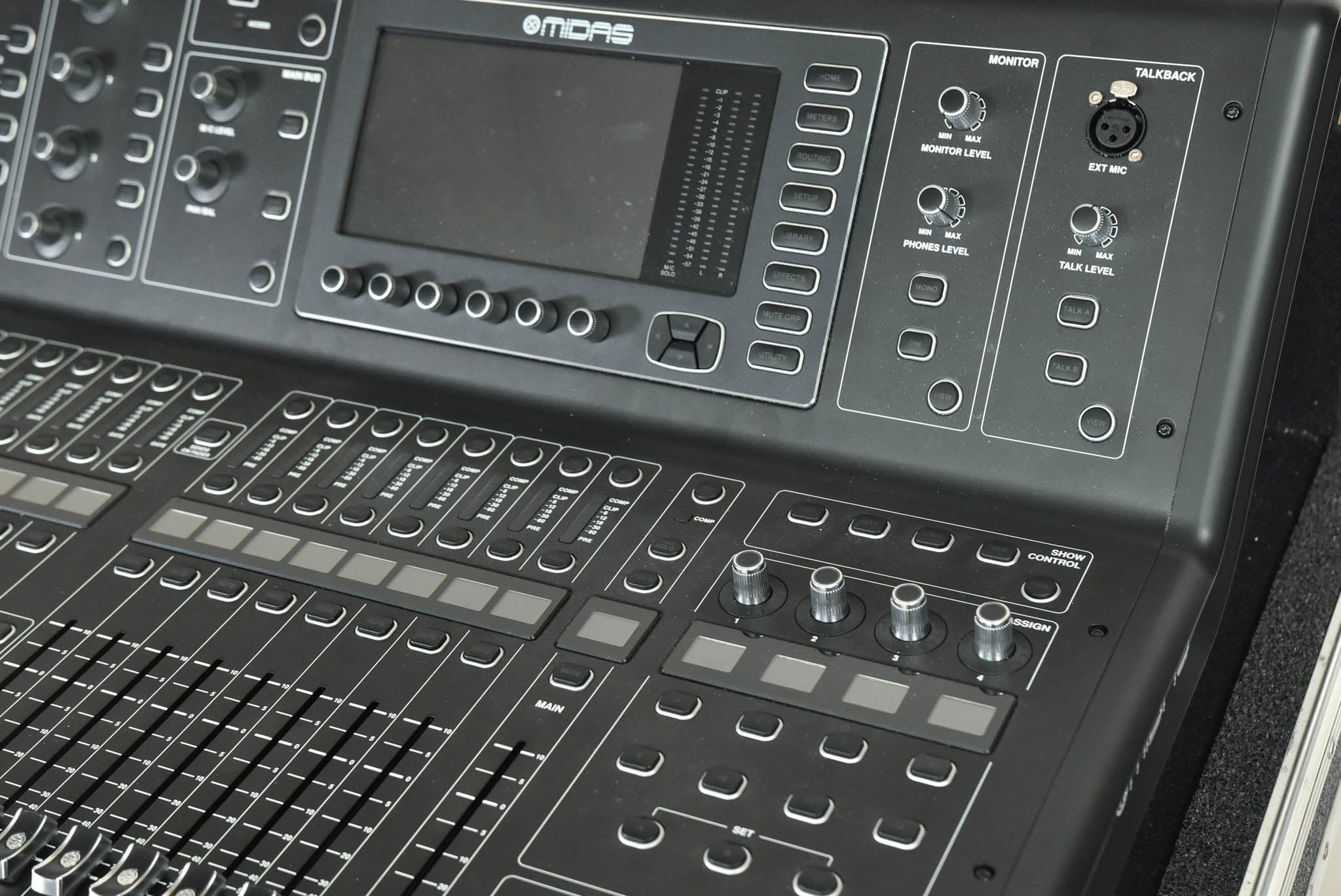 Midas M32 40-Channel Digital Audio Console with Road Case