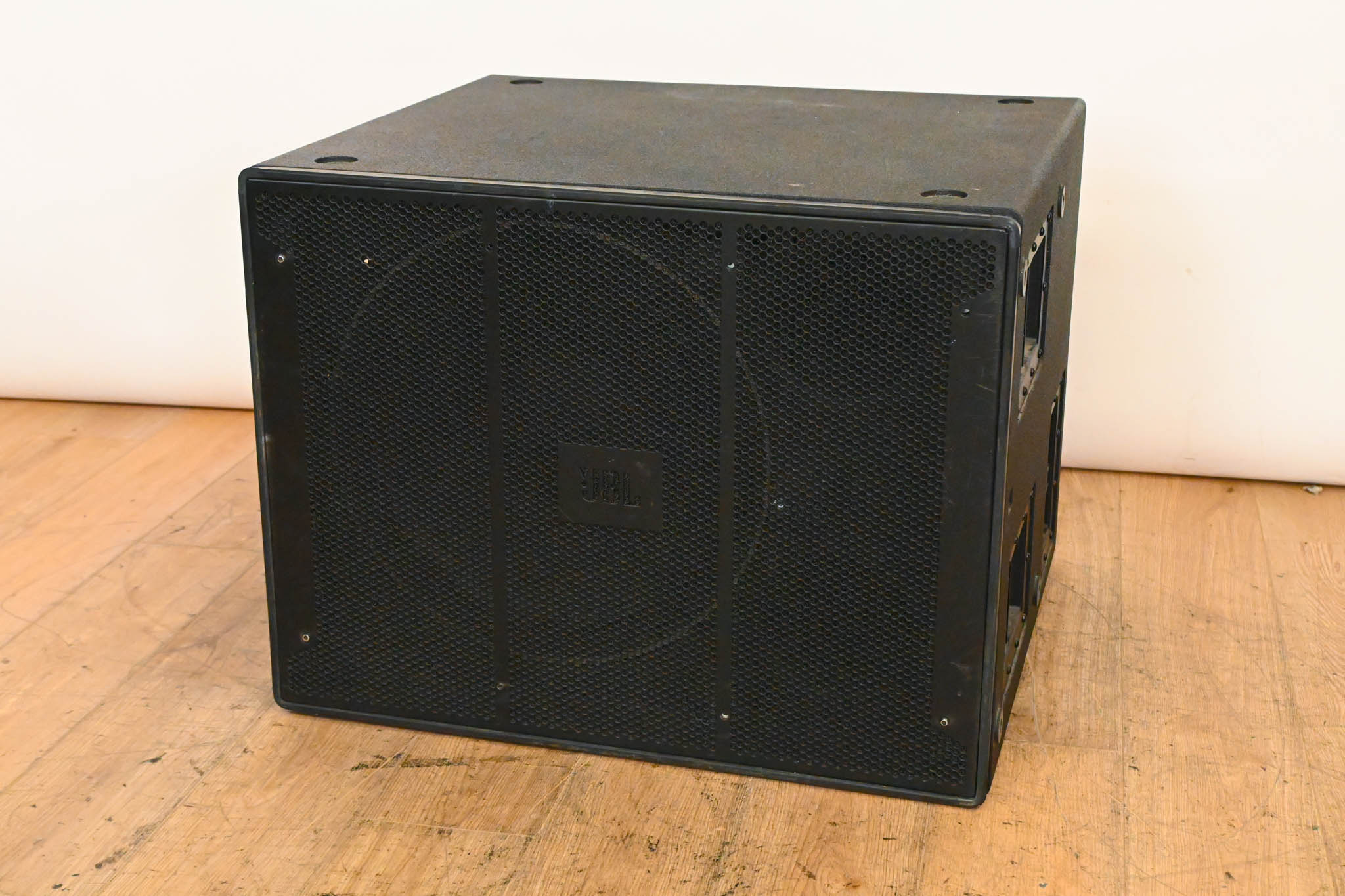 JBL VT4881A Compact Arrayable 18" Subwoofer