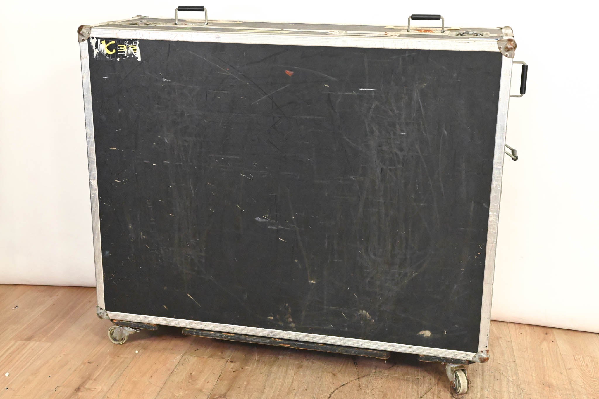 Yamaha M7CL-48 48-Channel Digital Audio Mixing Console with Road Case