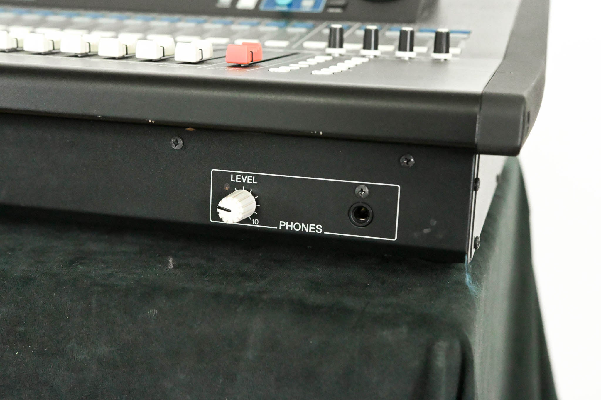 Yamaha LS9-32 32-Input Digital Mixing Console