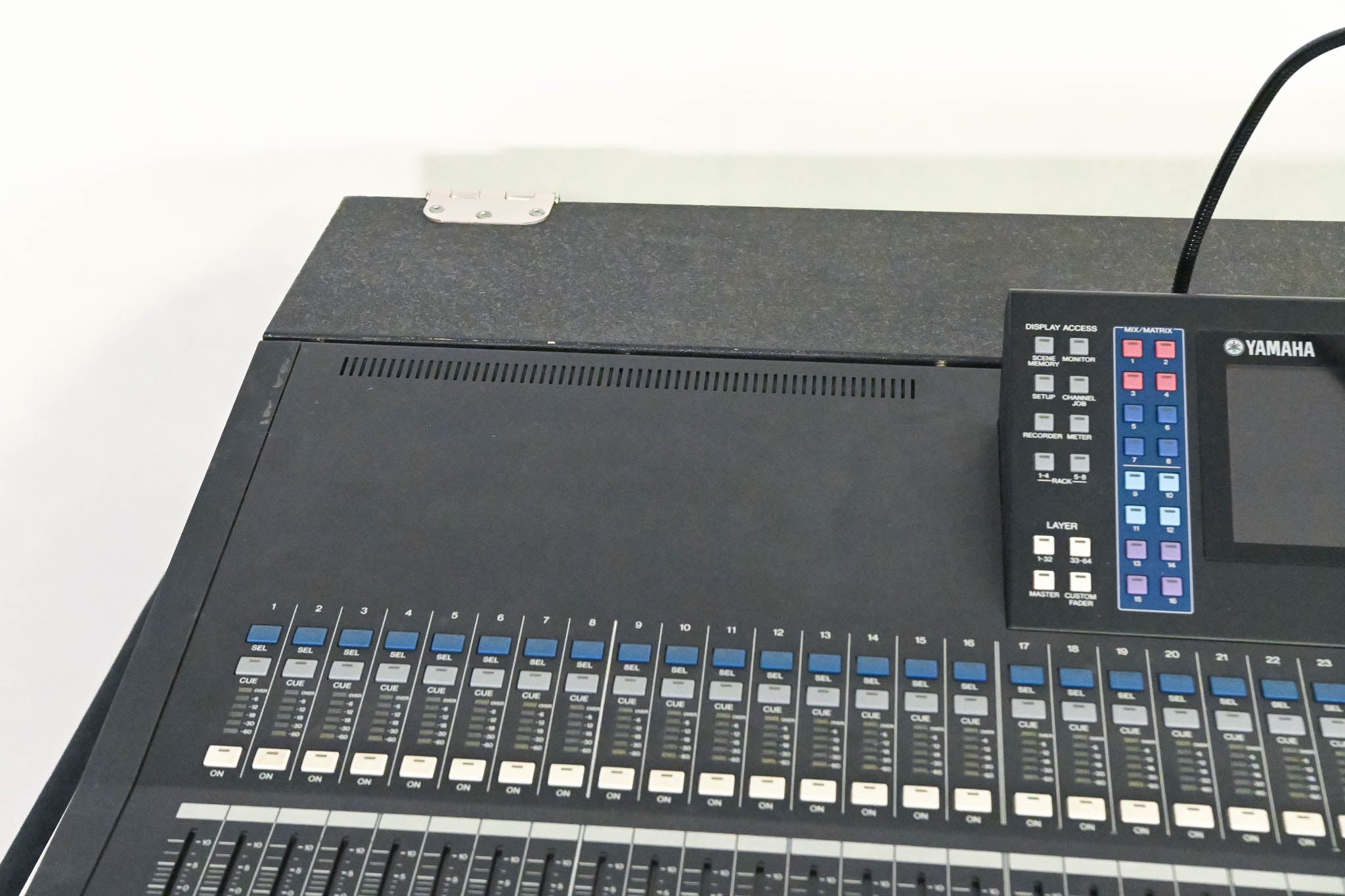 Yamaha LS9-32 32-Input Digital Mixing Console with Road Case