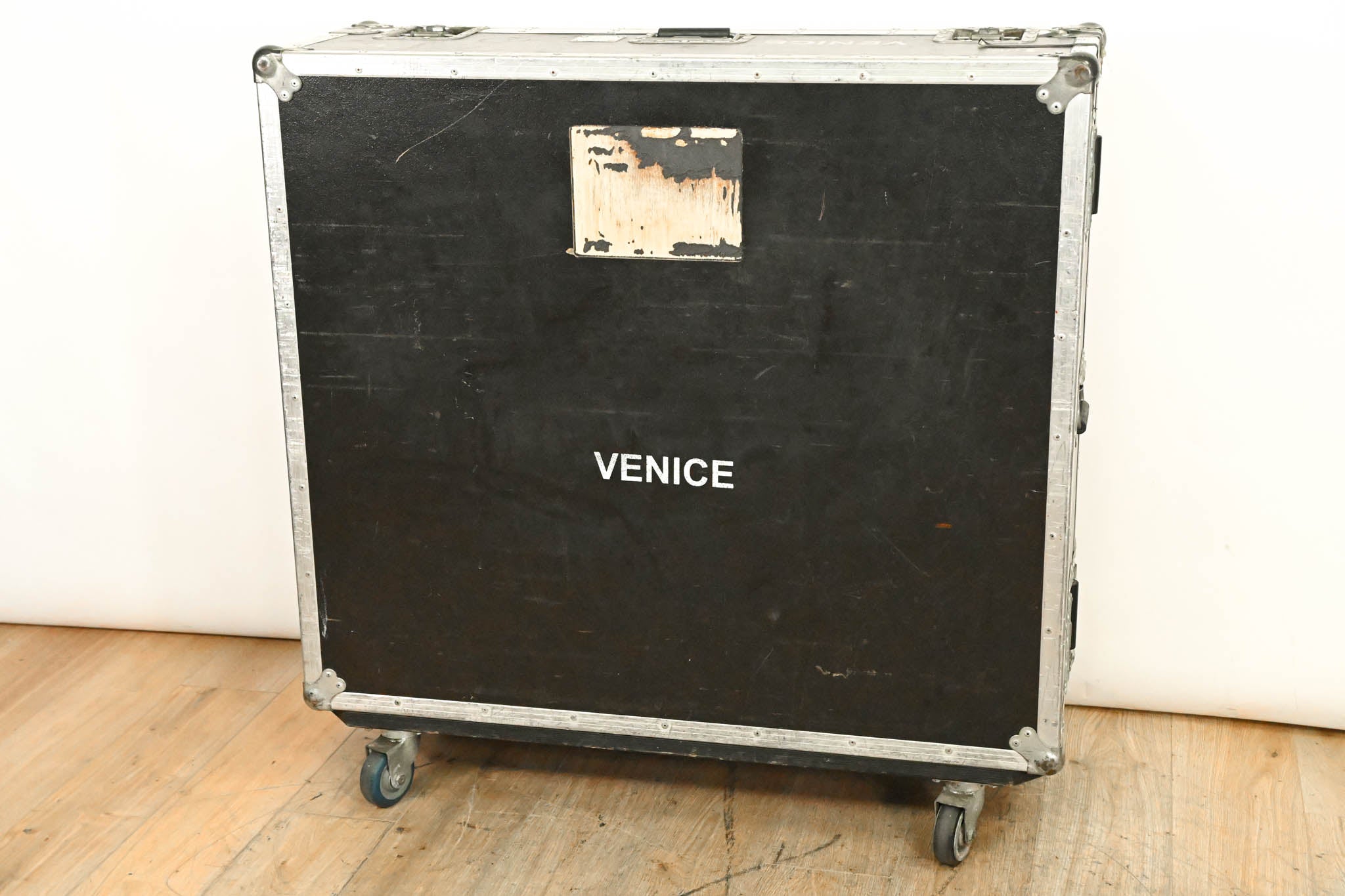 Midas Venice 320 32-Channel Analog Mixing Console with Road Case
