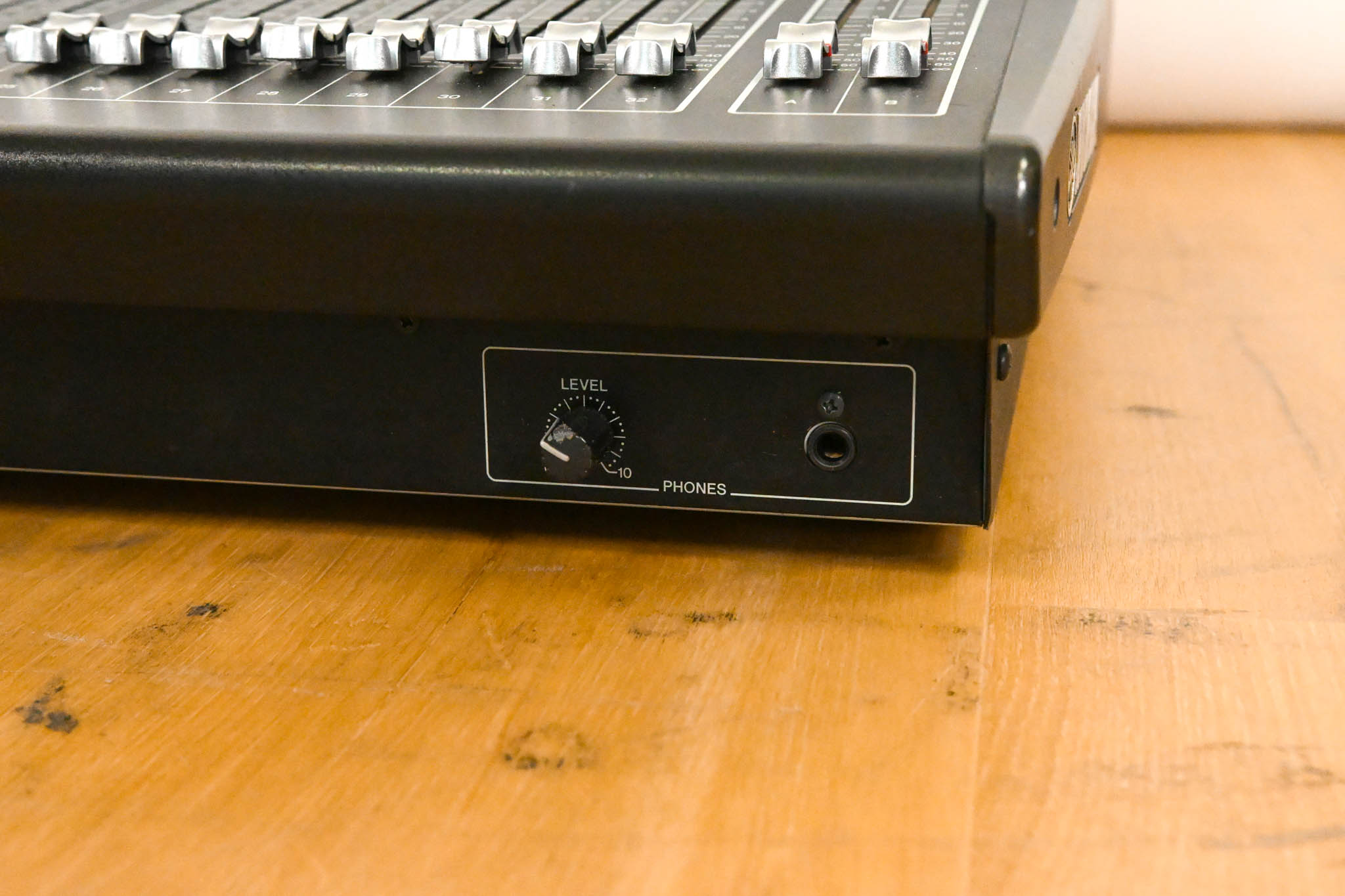 Yamaha QL5 64-Channel Digital Audio Mixing Console