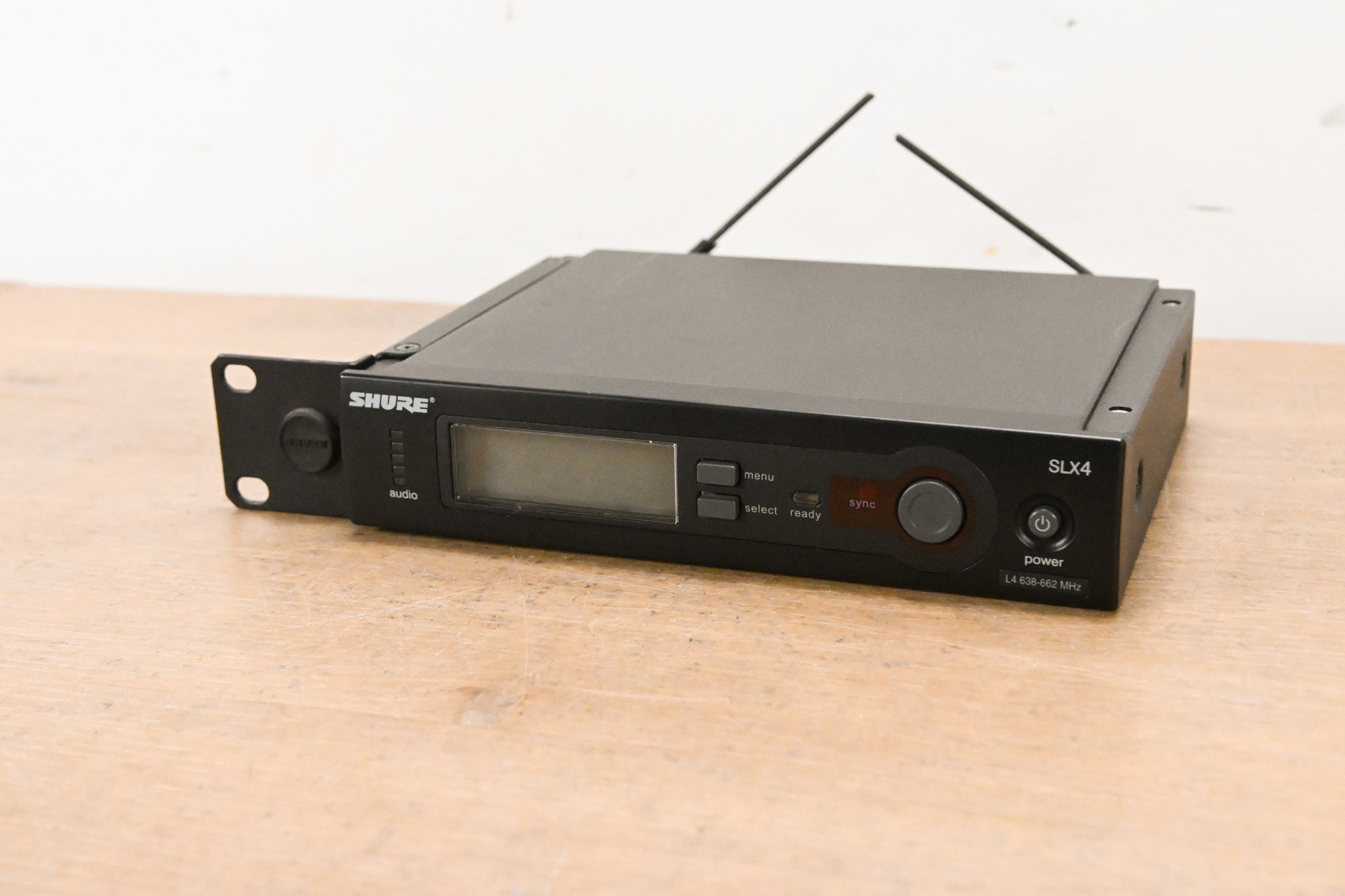 Shure SLX4 Wireless Receiver - L4 Band: 638-662 MHz (NO POWER SUPPLY)