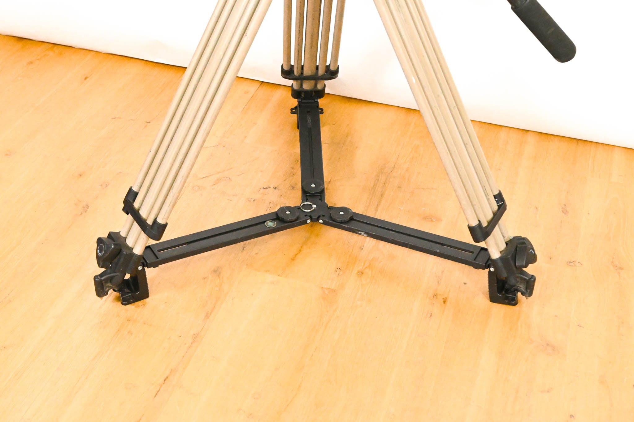 Vinten Vision 12 SD Fluid Head with Aluminum Tripod