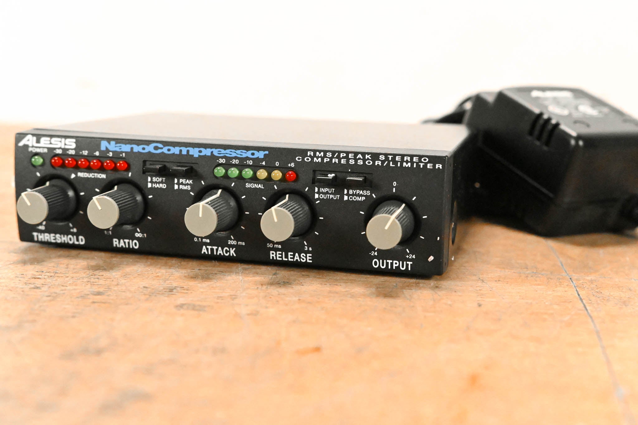 Alesis NanoCompressor RMS/Peak Stereo Compressor