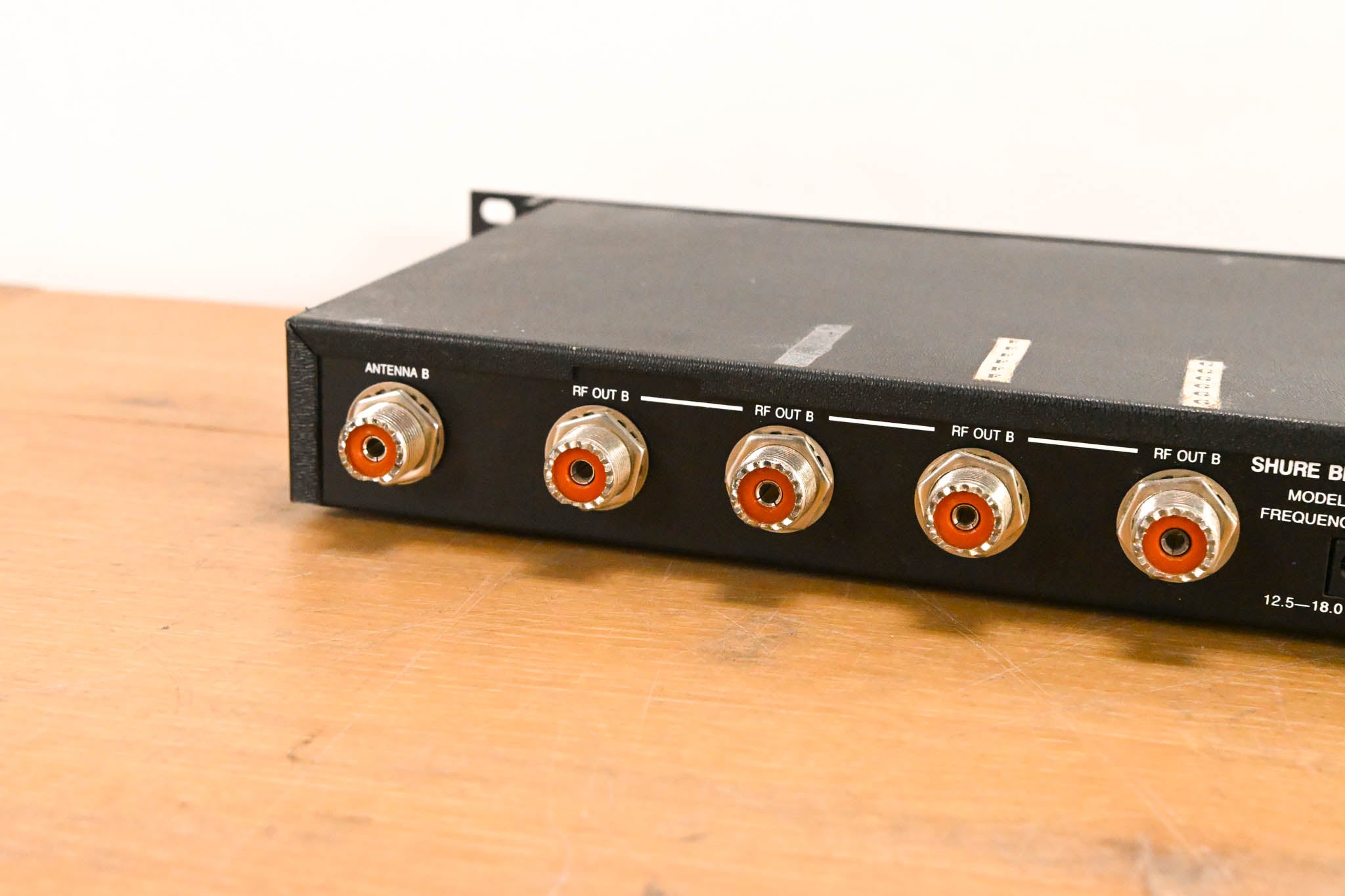 Shure WA400 Antenna Distribution System - 169-216 MHz (NO POWER SUPPLY)