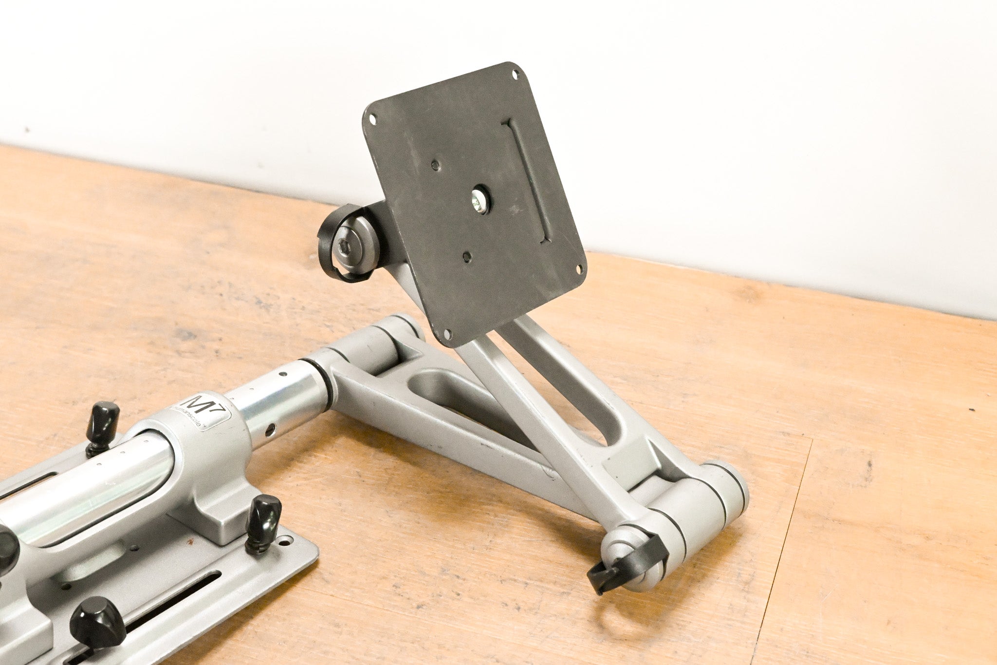 Humanscale M7 Adjustable Monitor Arm