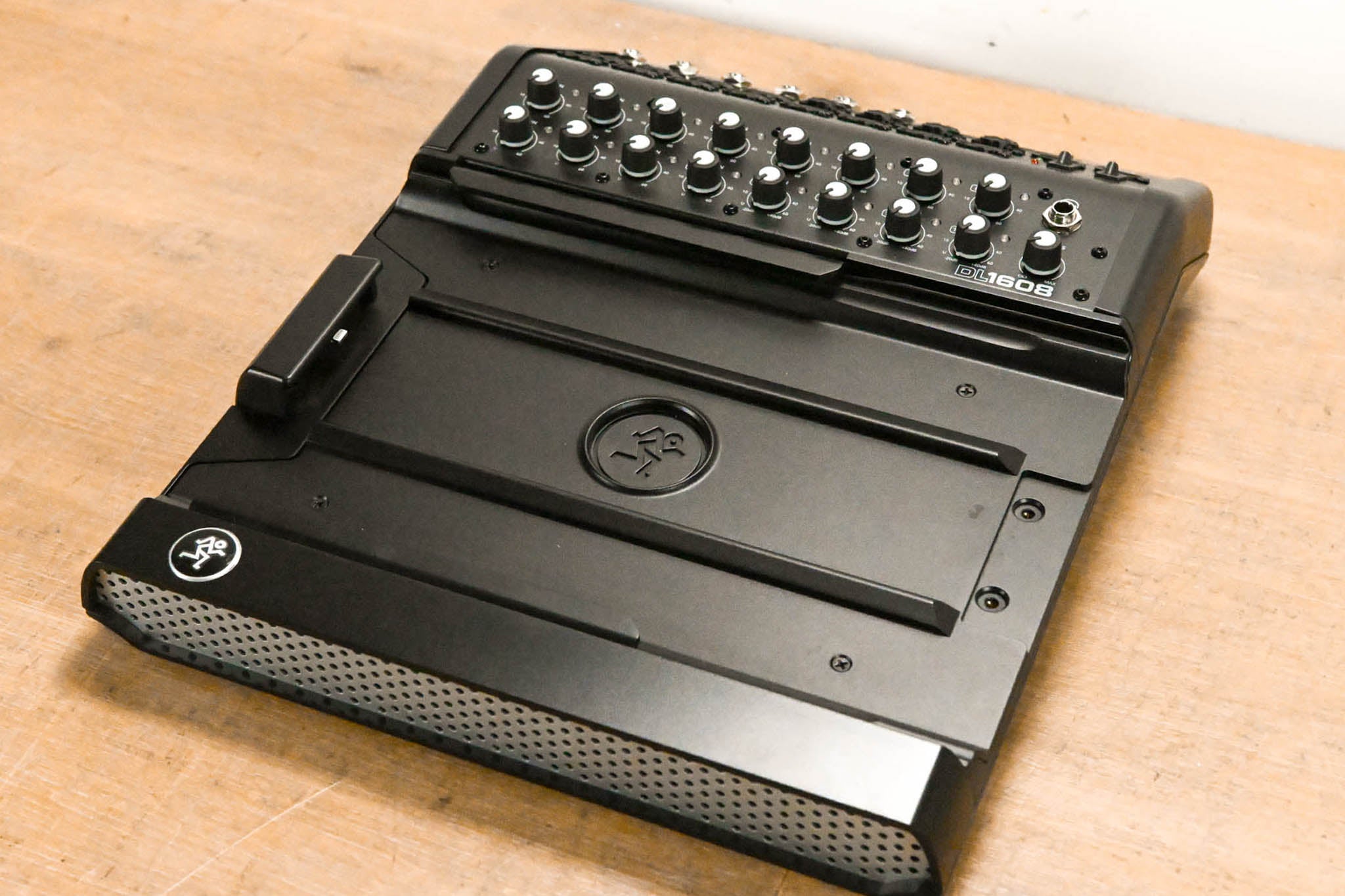 Mackie DL1608 16-Channel iPad-Controlled Mixer (NO POWER SUPPLY)