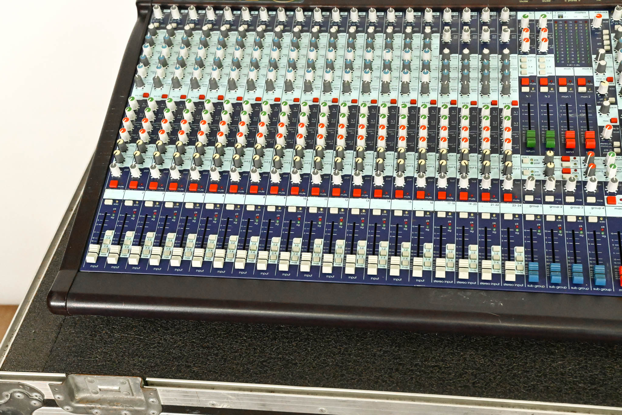 Midas Venice 320 32-Channel Analog Mixing Console with Road Case