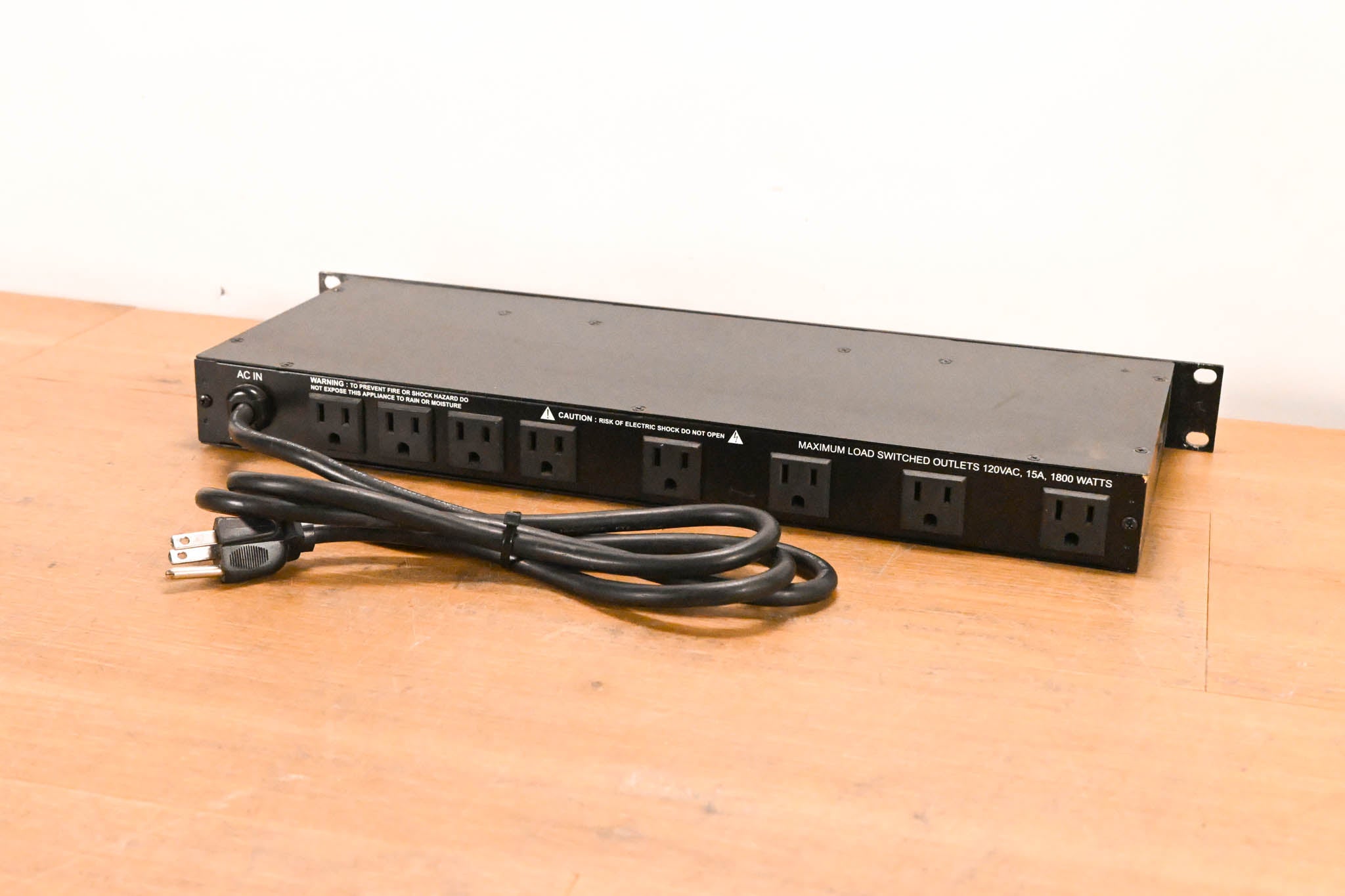 ART SP-4x4 Rackmount 8 Outlet Power Conditioner w/ Voltmeter & Lights
