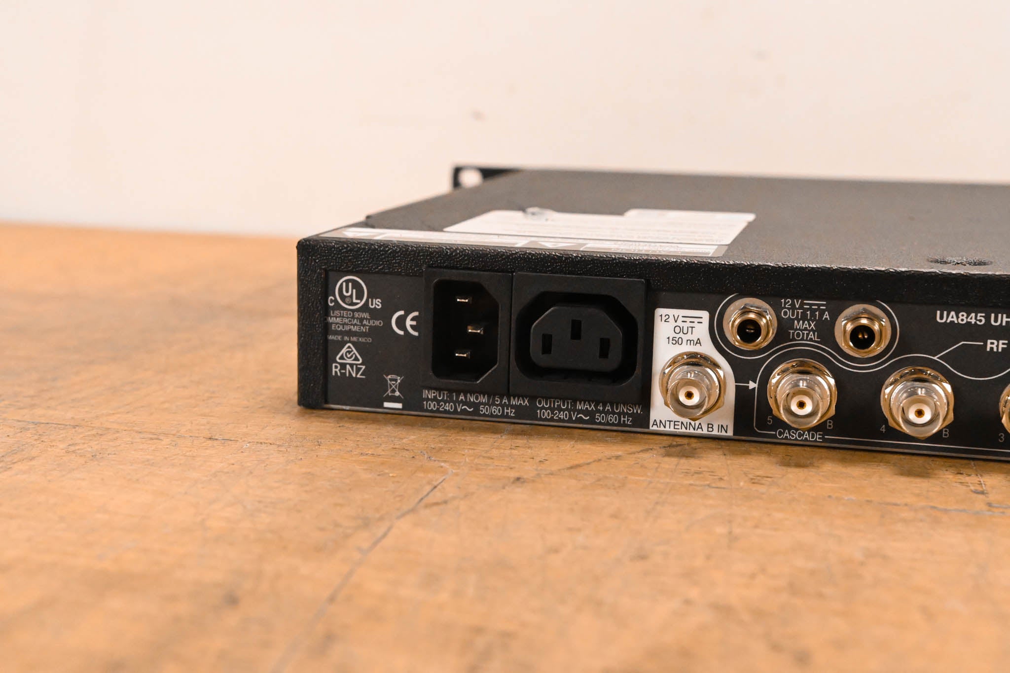 Shure UA845-SWB Antenna Distribution System - 470-952 MHz