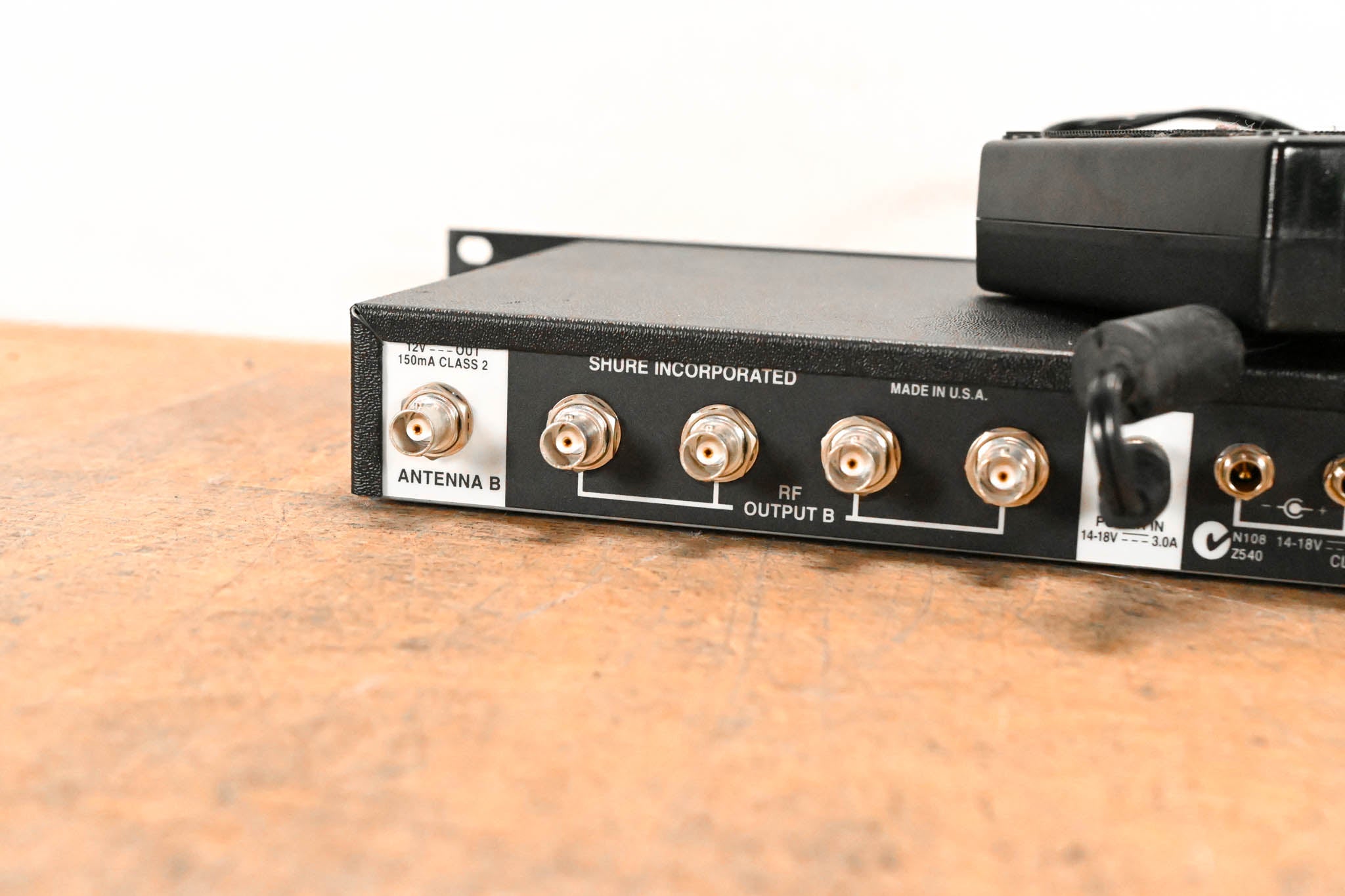 Shure UA844US Wideband UHF Antenna and Power Distributor