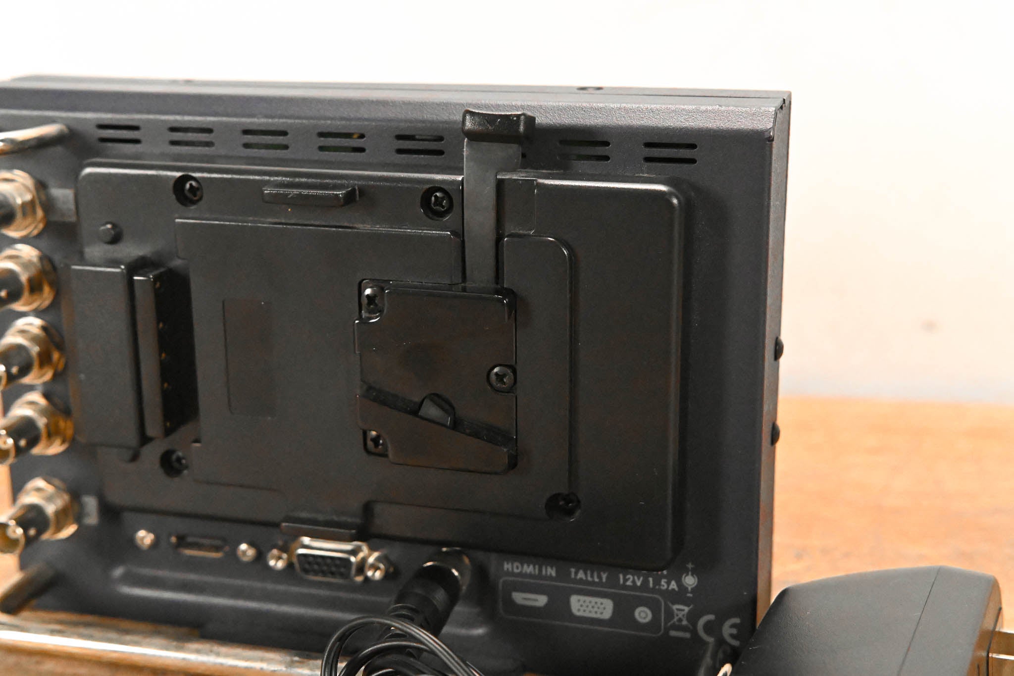 Datavideo TLM-700HD 7" HD/SD TFT LCD Monitor w/ V-Mount Battery Adapter