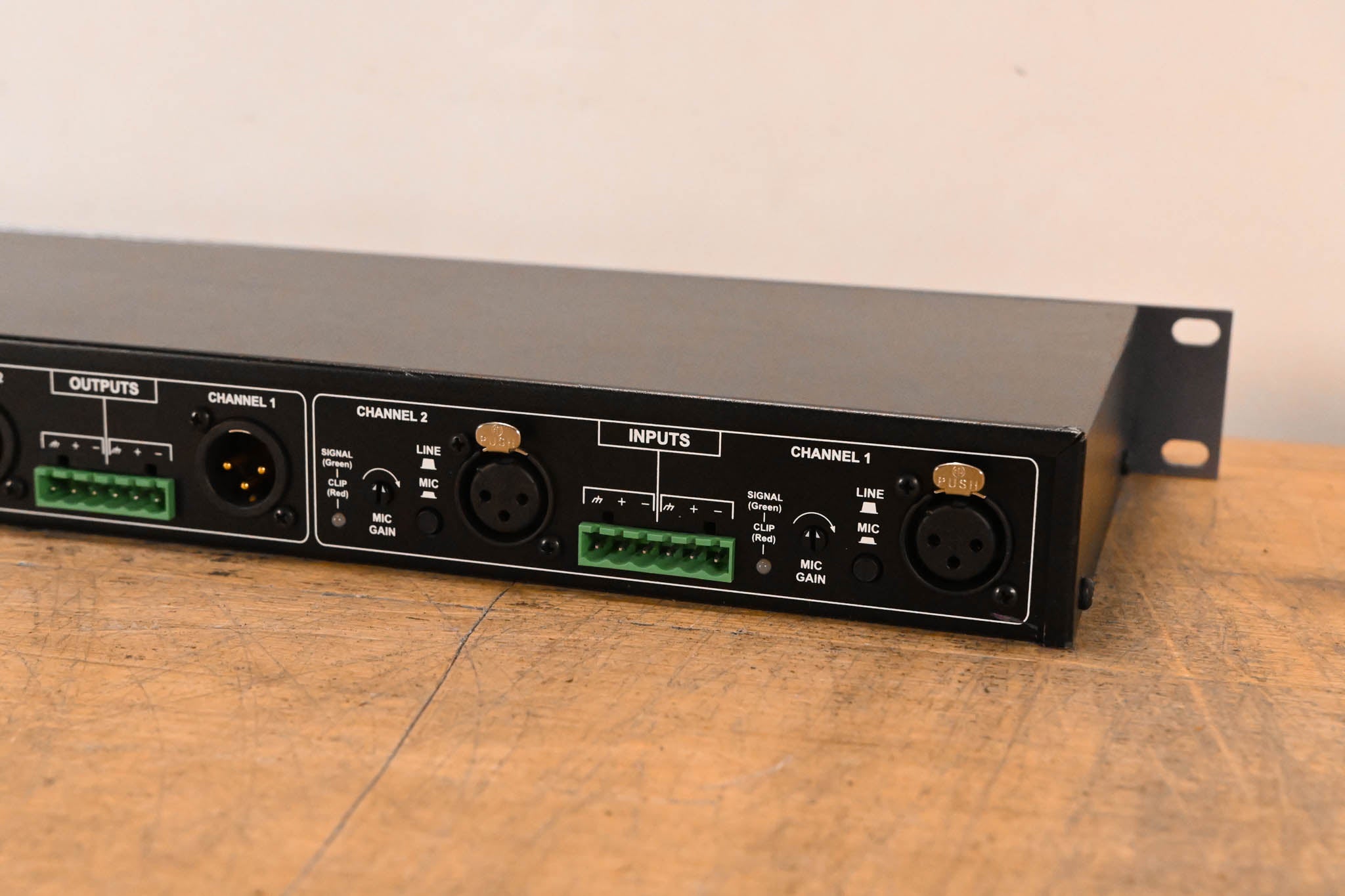 dbx DriveRack 220i System Processor w/ AFS Advanced Feedback Suppression