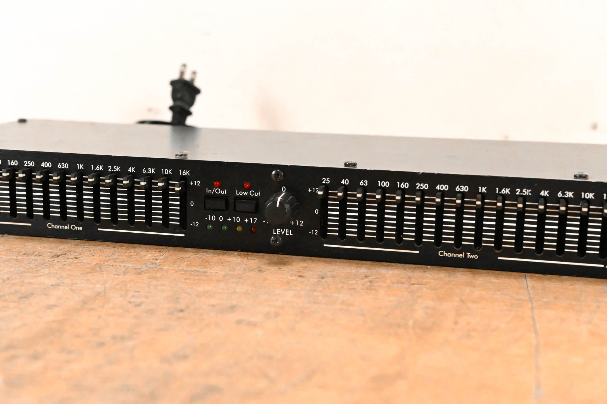 ART 343 Dual-Channel 15-Band Graphic Equalizer