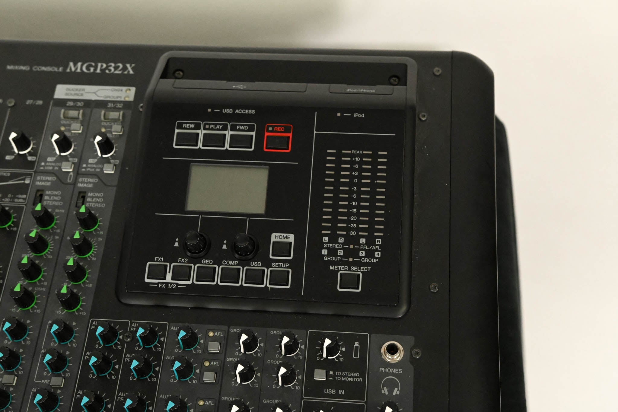 Yamaha MGP32X 32-Channel Mixer with USB and Effects