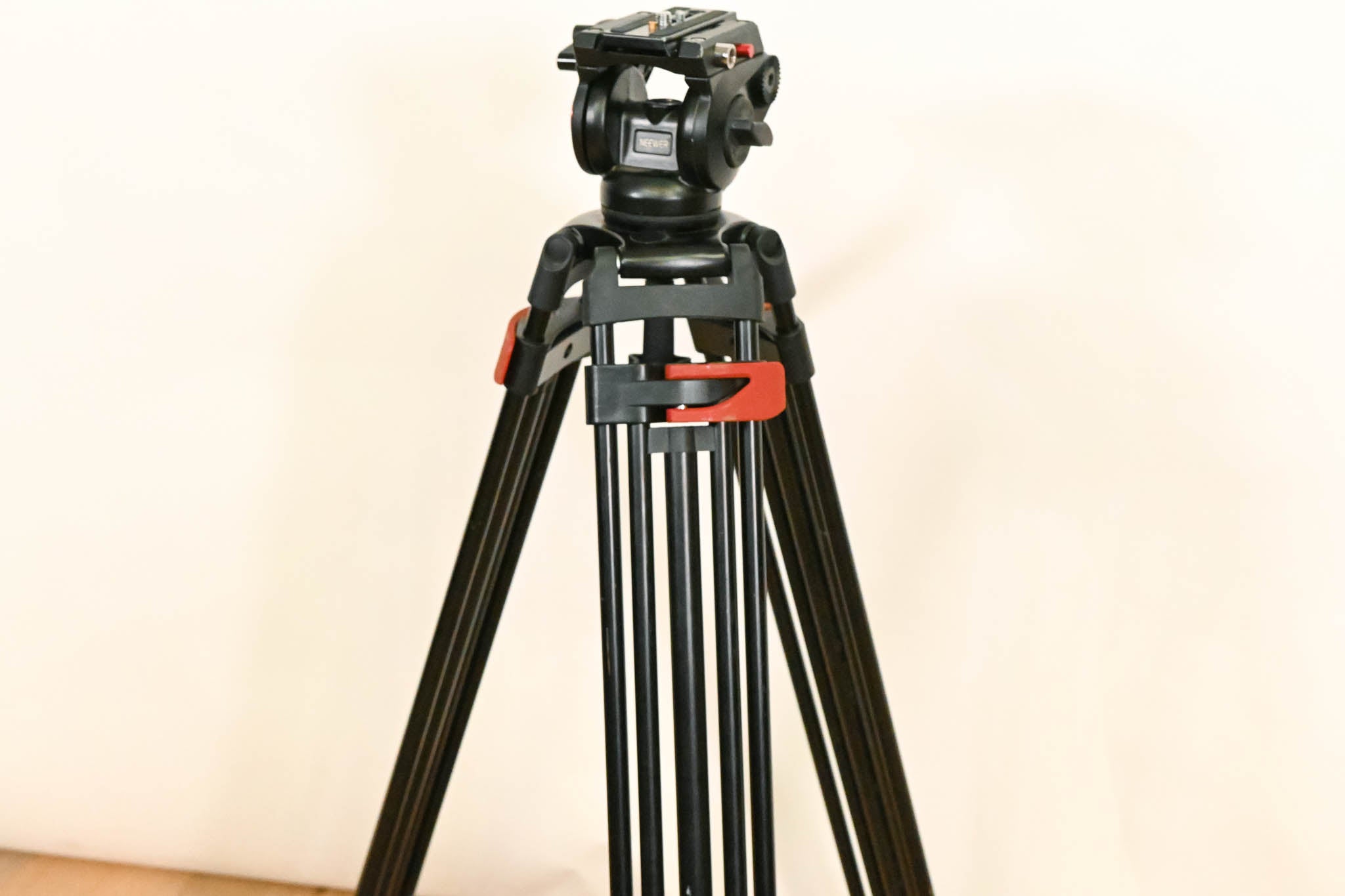 Neewer TP37 74" Video Tripod with Fluid Head
