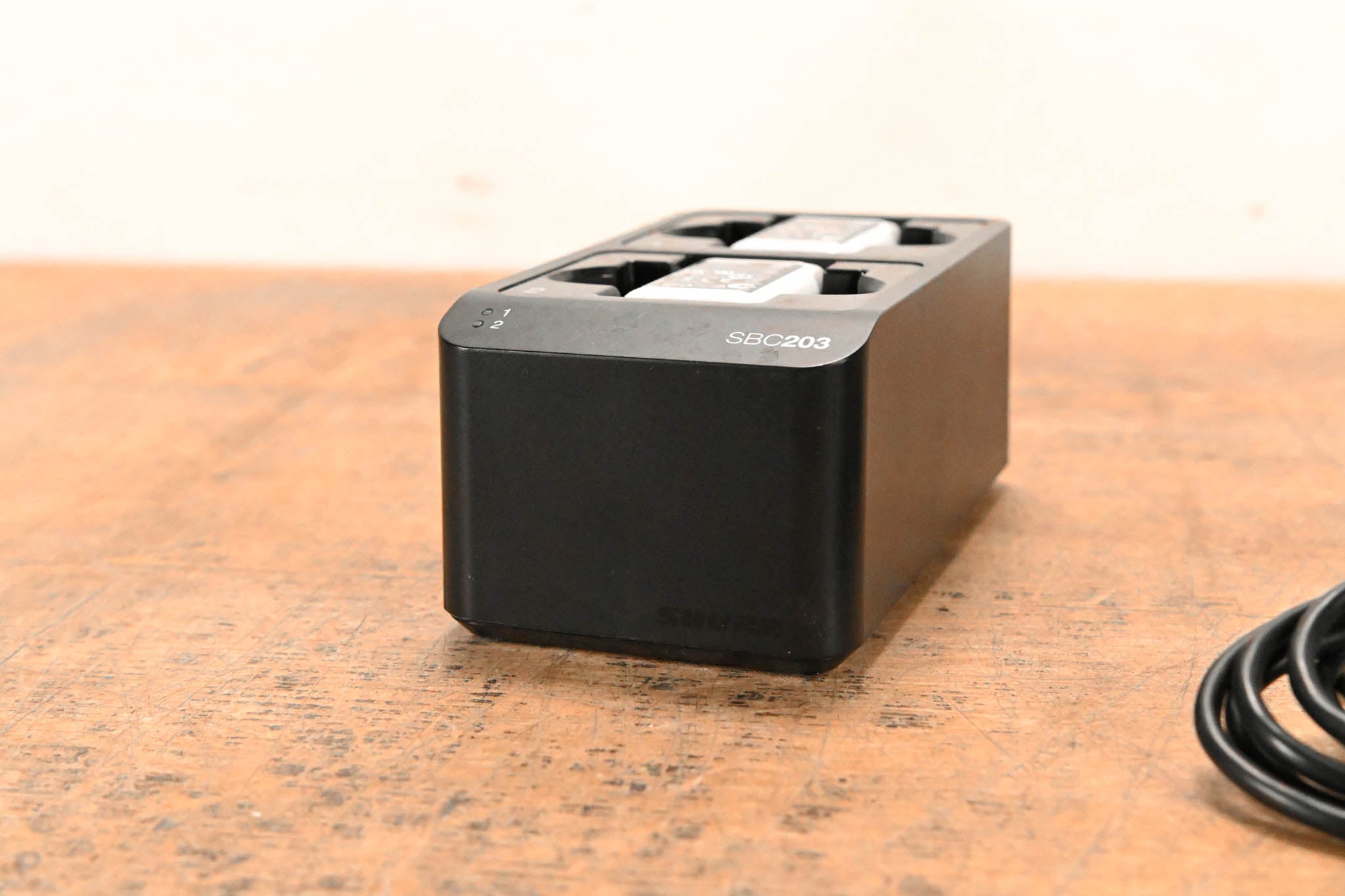 Shure SBC203 Dual-Docking Recharging Station with two SB903 Batteries