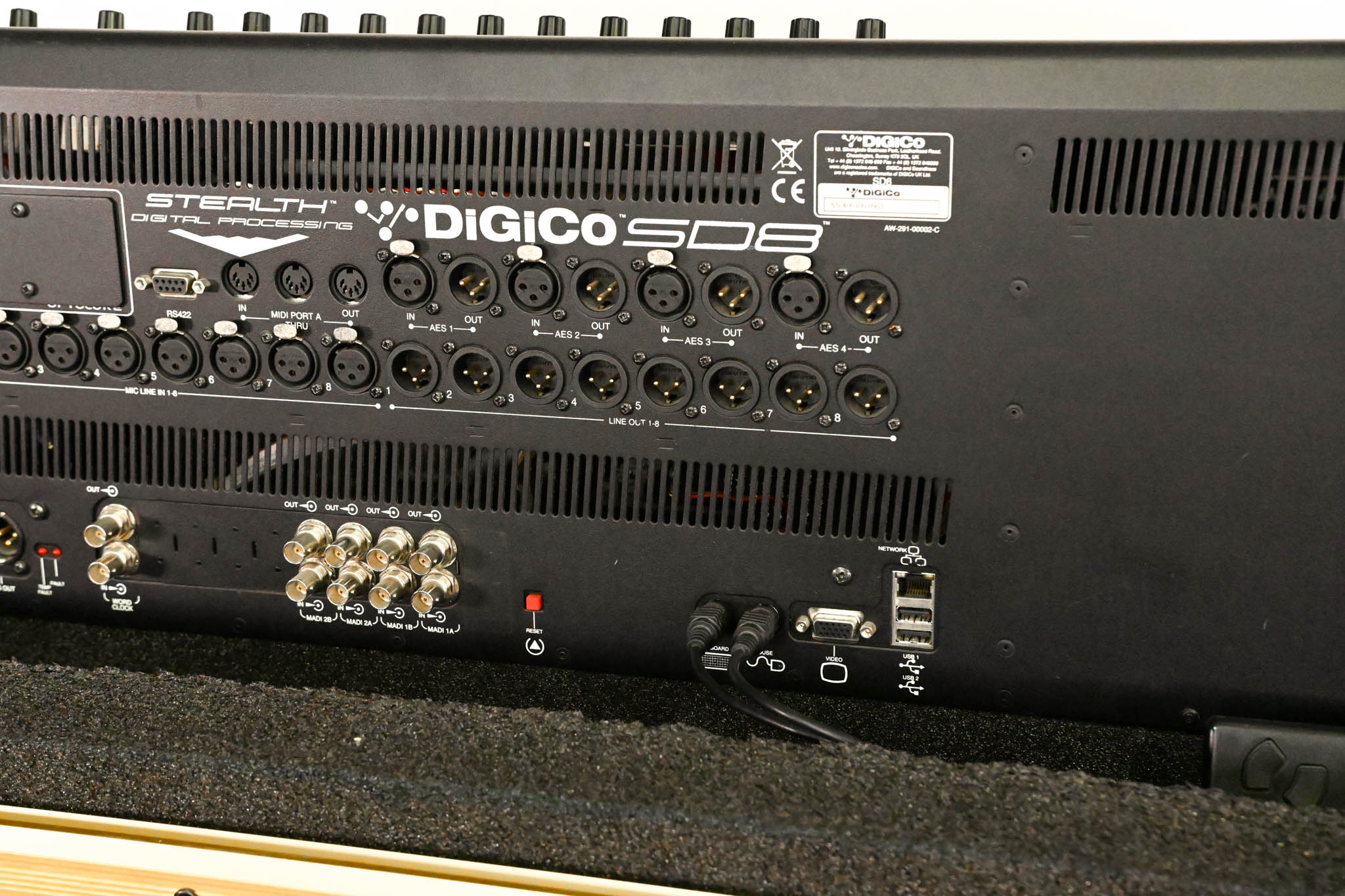 DiGiCo SD8  120-Channel Digital Mixing Console with Road Case