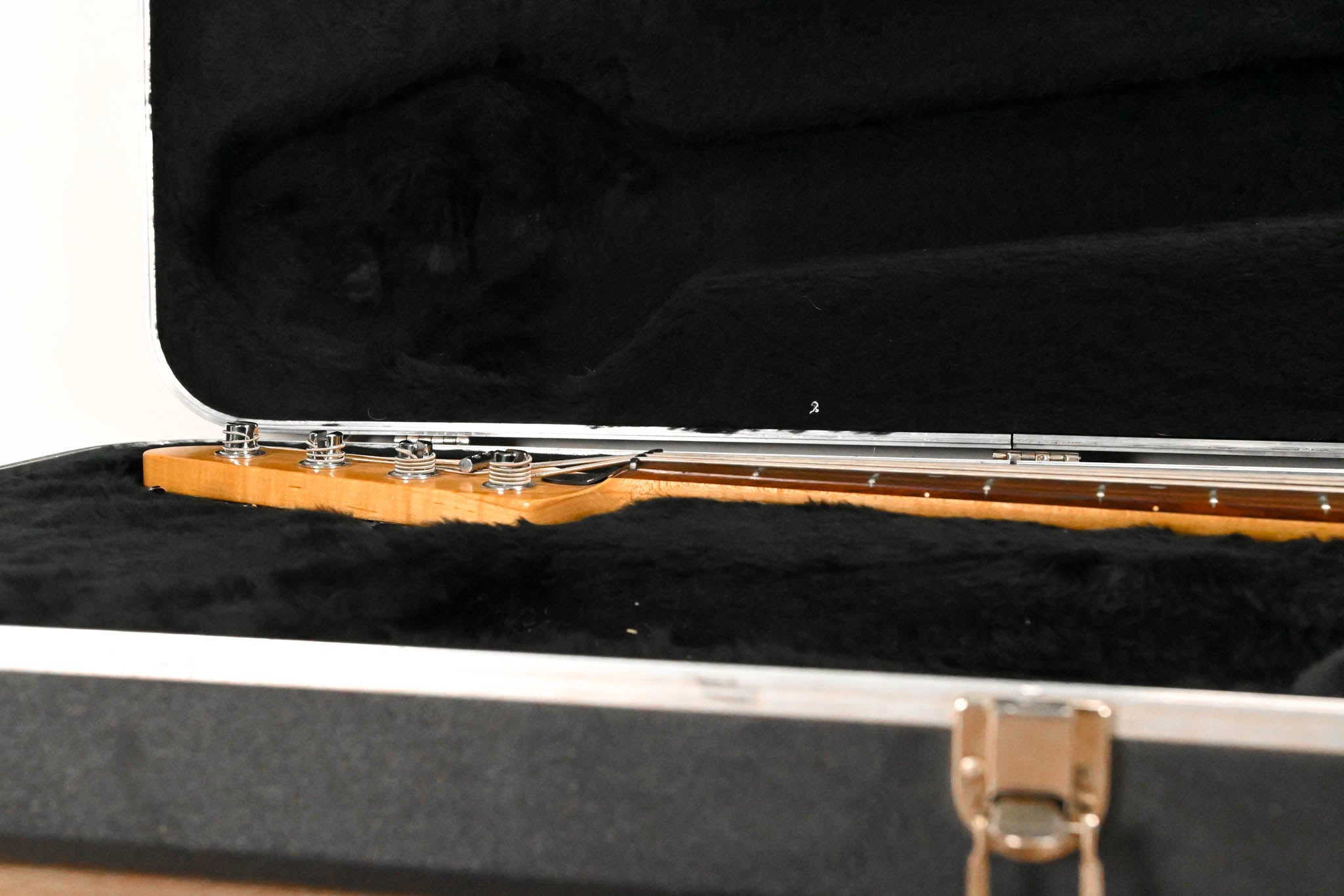 Peavey Forum 4-String Bass Guitar with Hard Case