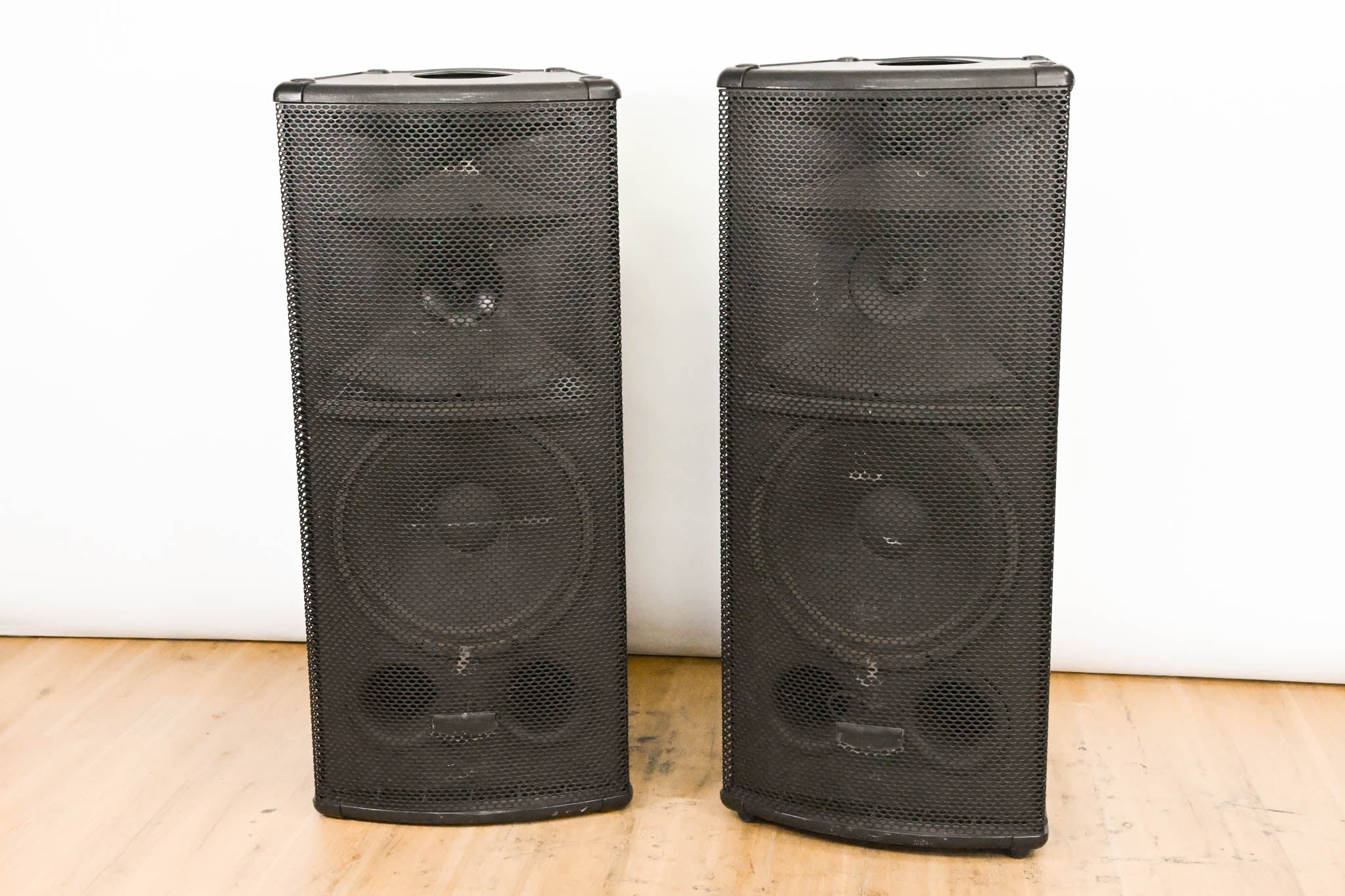 Mackie SR1530 Active 3-Way Sound Reinforcement Speaker (PAIR)