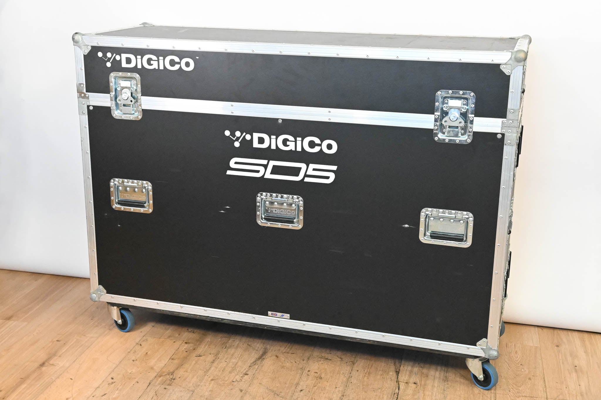 DiGiCo SD5 Digital Mixing Console w/ Waves Card, ST Optical & Road Case