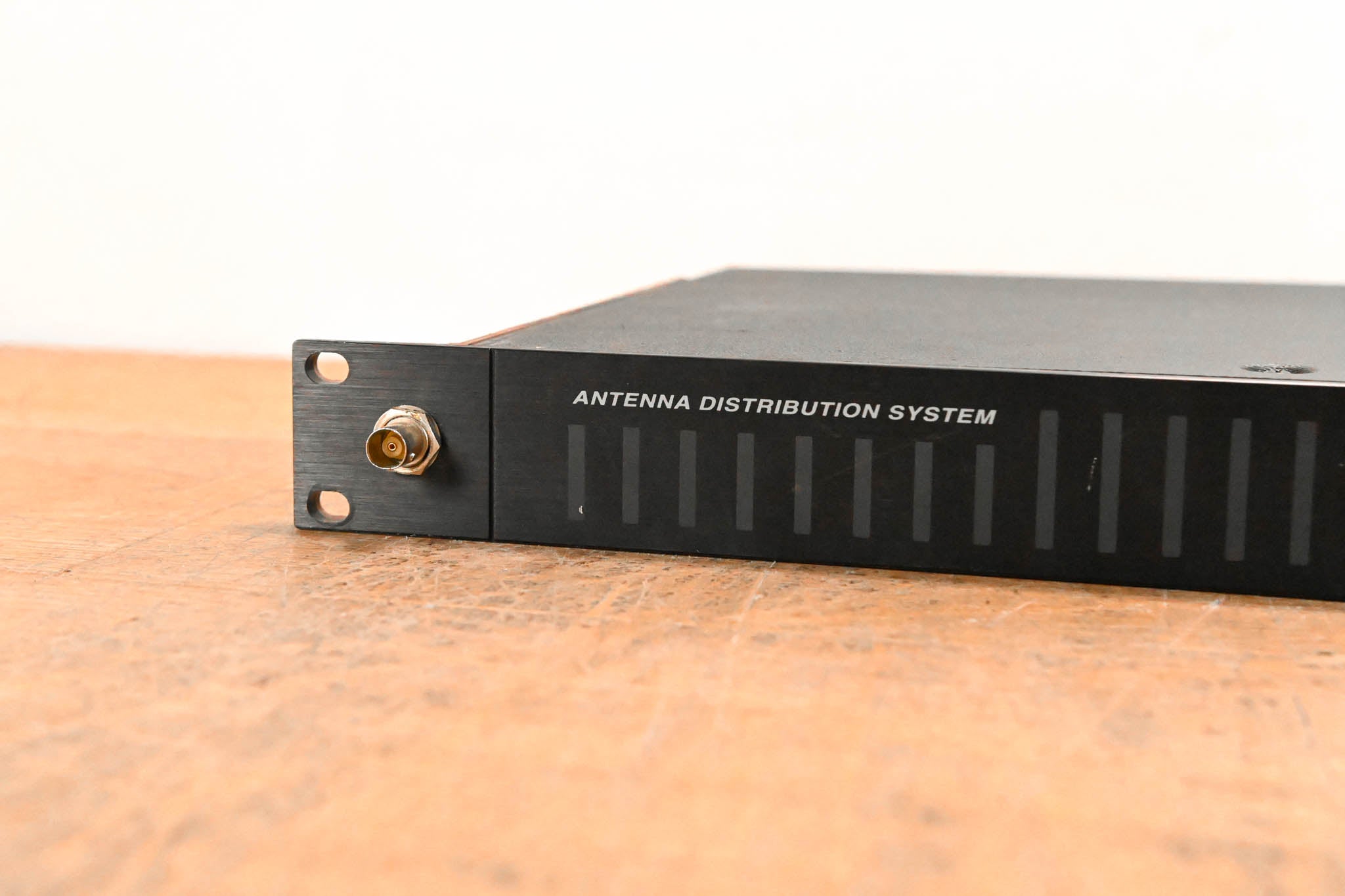 Shure UA845-UB UHF Antenna Distribution System - 692-716 MHz