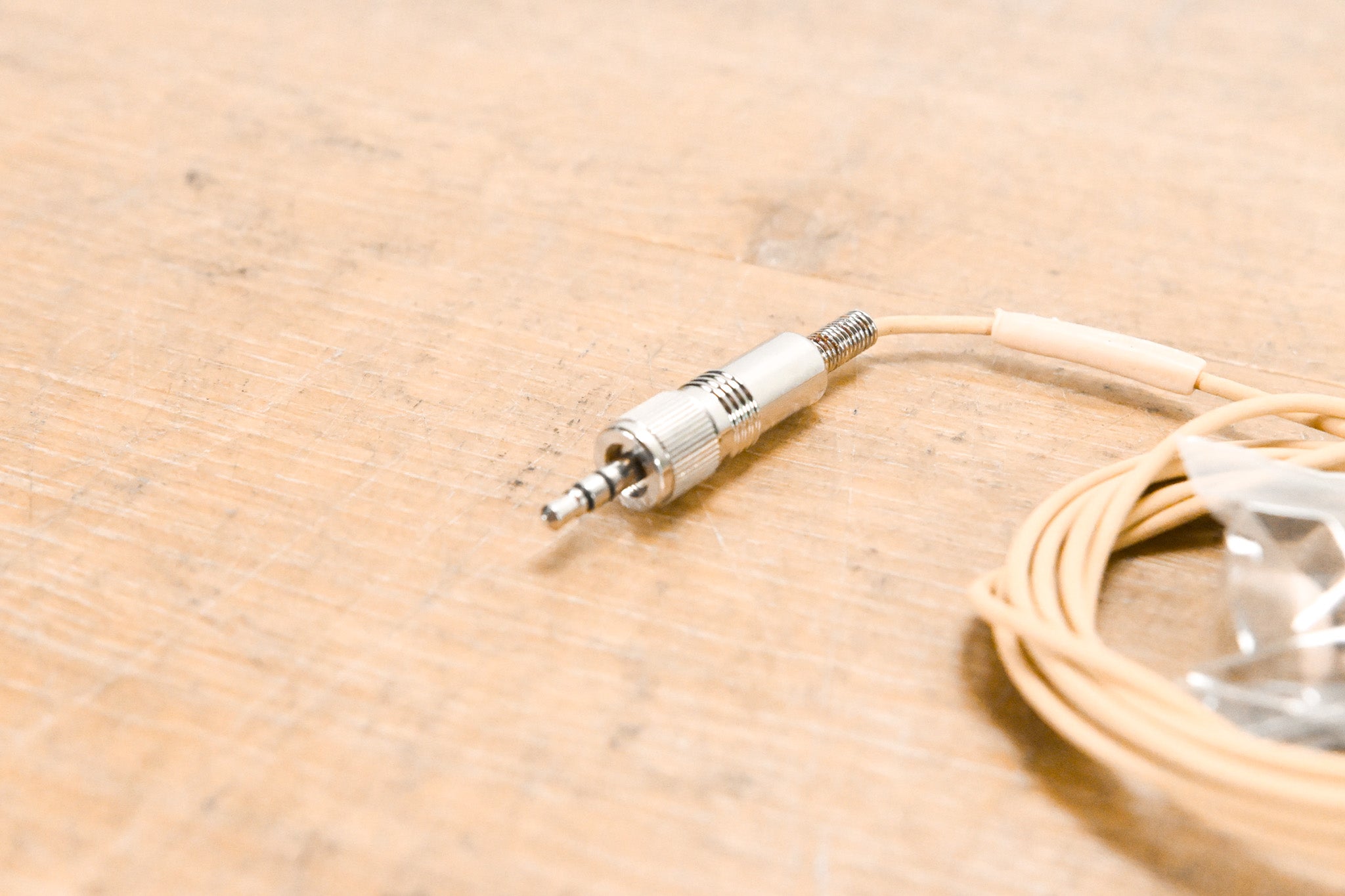 Sennheiser MKE 2 Lavalier Lapel Mic w/ Locking 3.5mm Connector - Beige